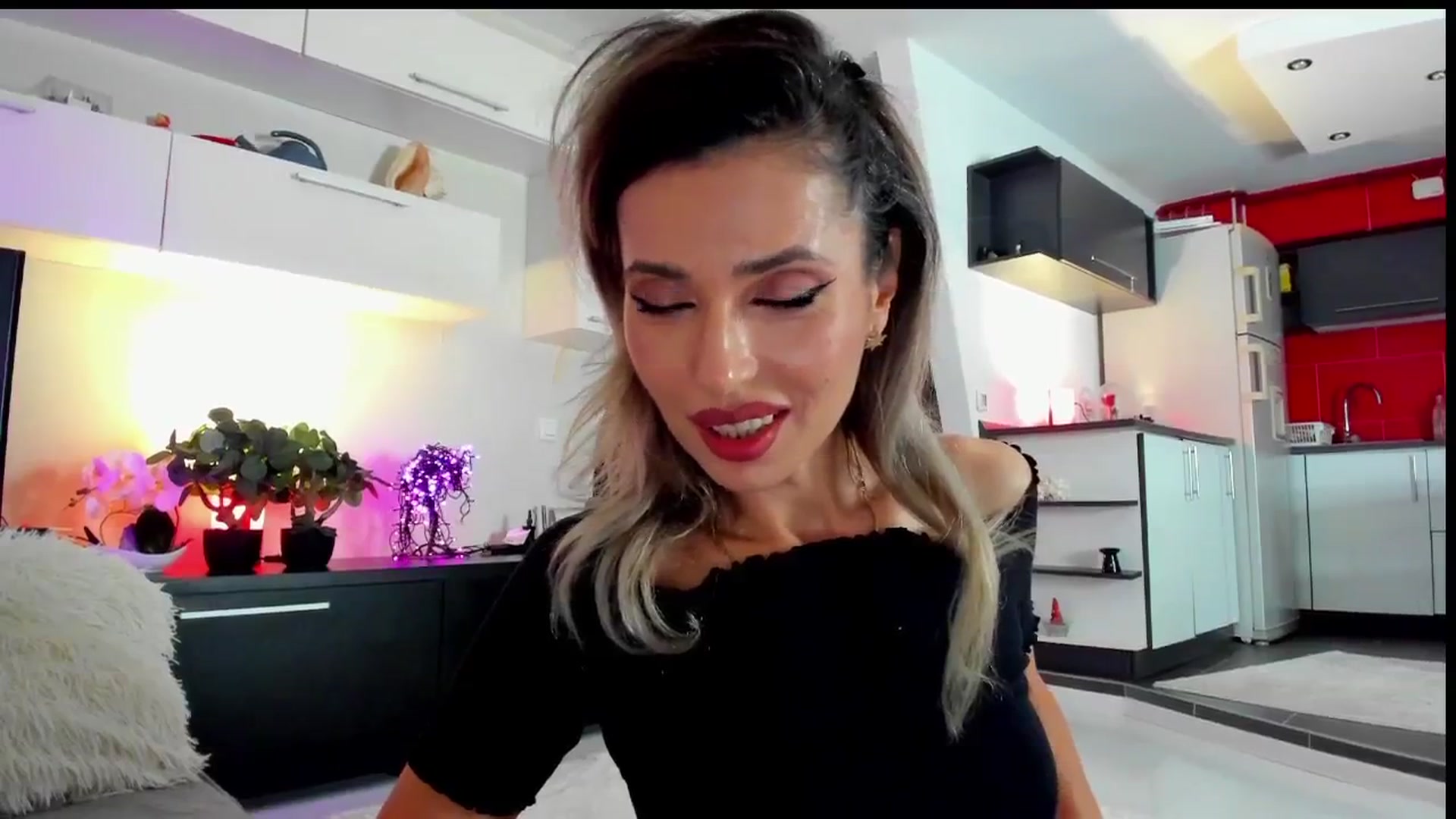 Gallery image thumbnail from SmileyTinaa's myfreecams stream on, 05/22/2024, 21:40 image 13 of 20