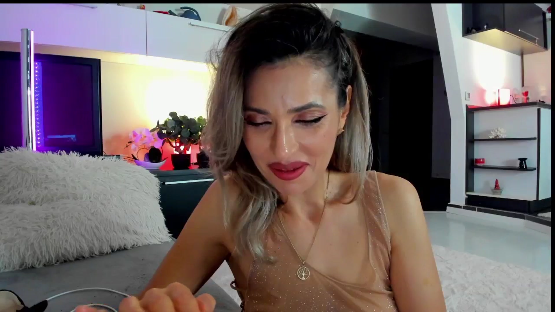 Gallery image thumbnail from SmileyTinaa's myfreecams stream on, 05/23/2024, 24:02 image 6 of 20