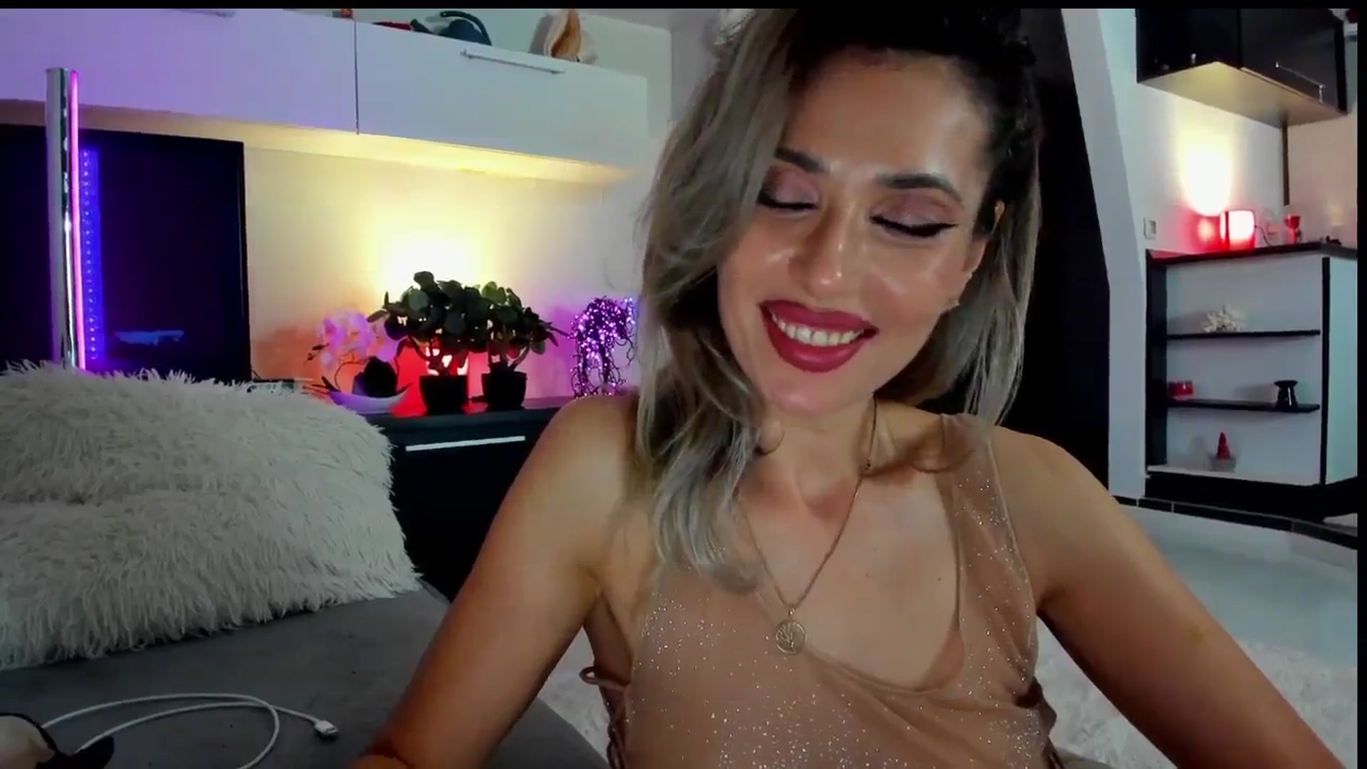 Gallery image thumbnail from SmileyTinaa's myfreecams stream on, 05/23/2024, 24:02 image 5 of 20