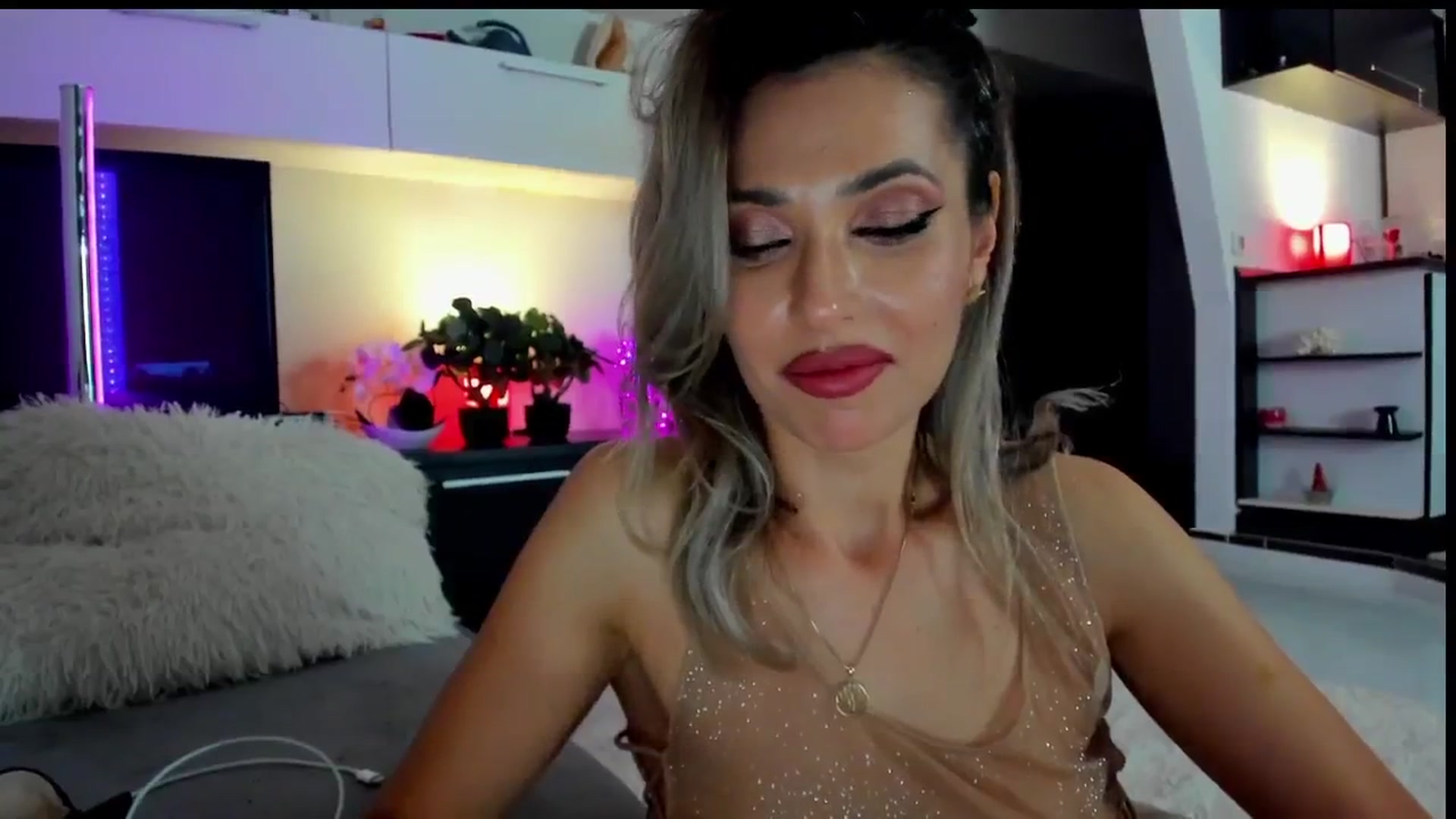 Gallery image thumbnail from SmileyTinaa's myfreecams stream on, 05/23/2024, 24:02 image 9 of 20