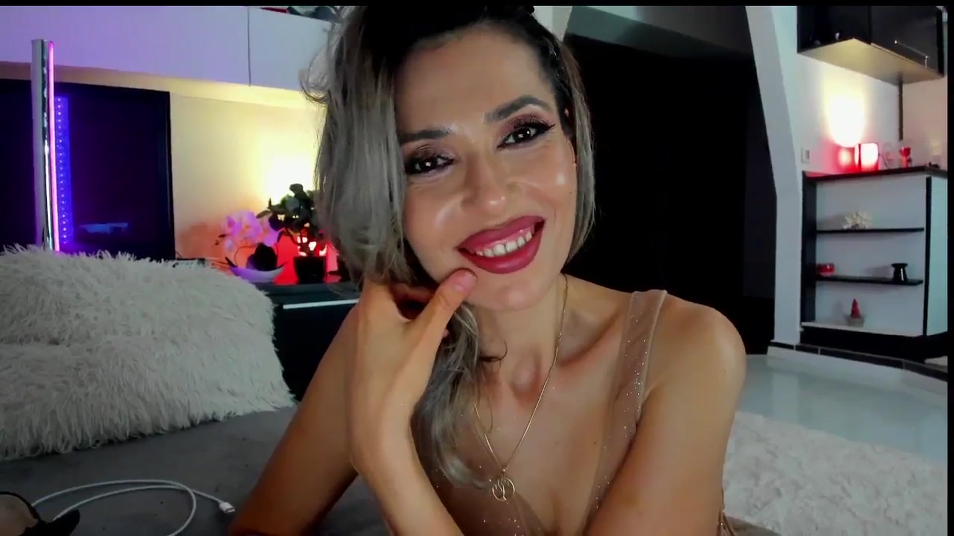 Gallery image thumbnail from SmileyTinaa's myfreecams stream on, 05/23/2024, 24:02 image 4 of 20