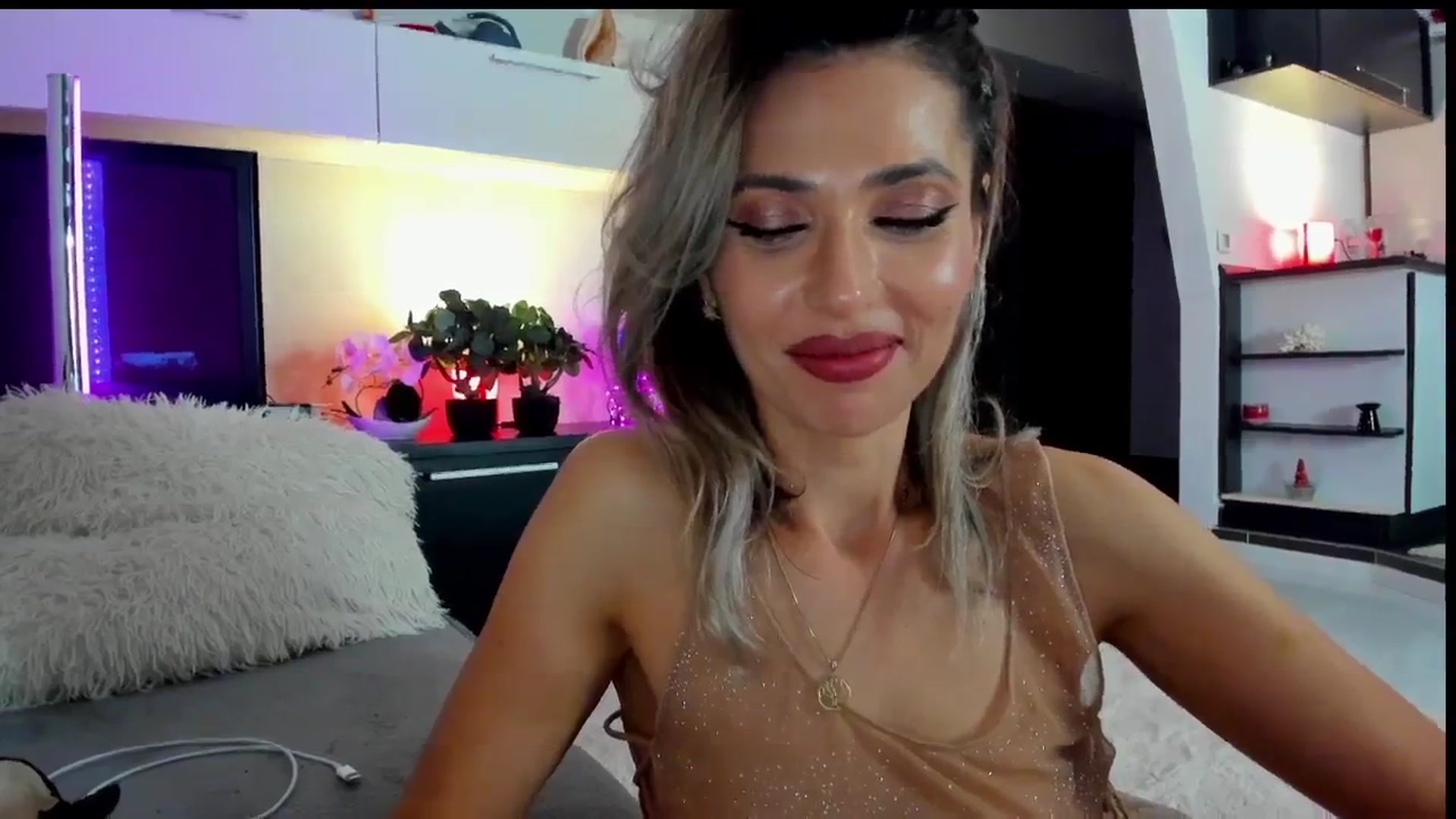 Gallery image thumbnail from SmileyTinaa's myfreecams stream on, 05/23/2024, 24:02 image 2 of 20