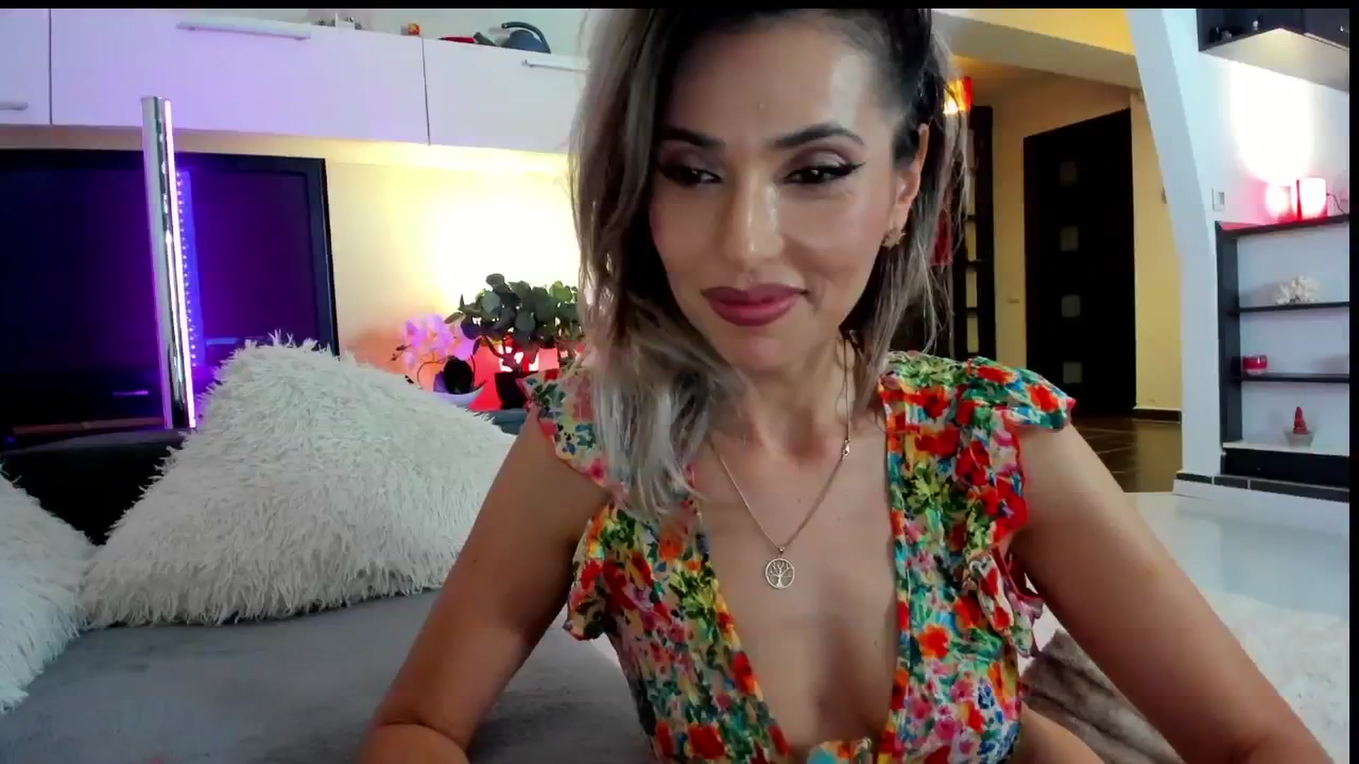 Gallery image thumbnail from SmileyTinaa's myfreecams stream on, 05/23/2024, 22:42 image 7 of 20