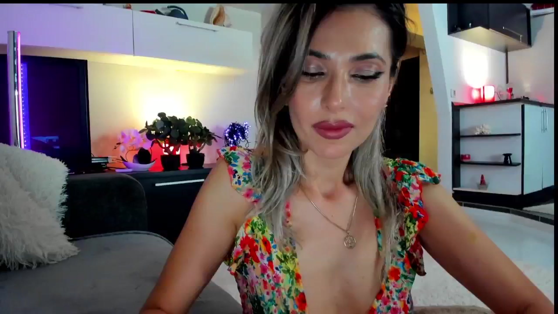 Gallery image thumbnail from SmileyTinaa's myfreecams stream on, 05/23/2024, 23:45 image 16 of 20