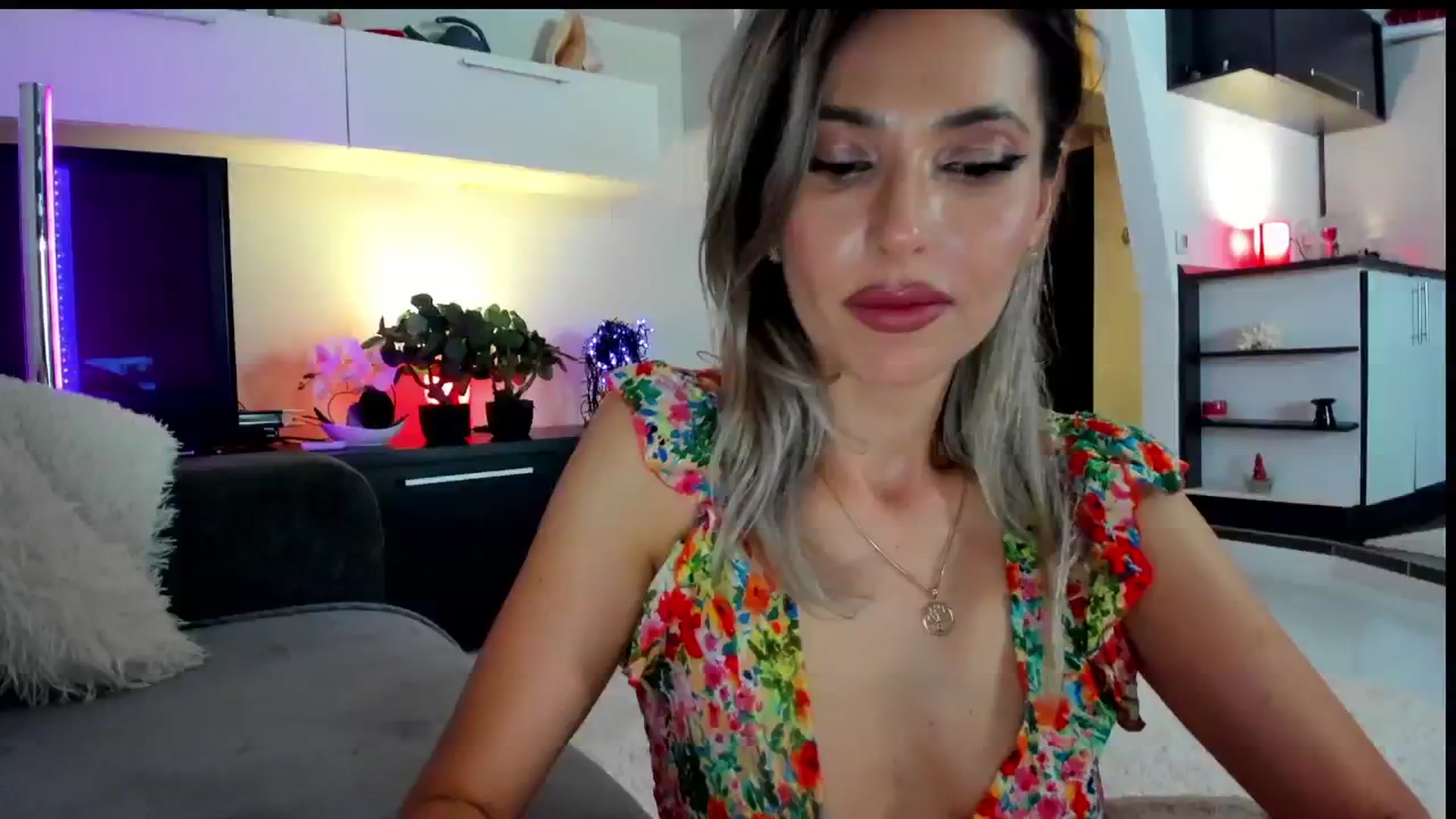 Gallery image thumbnail from SmileyTinaa's myfreecams stream on, 05/23/2024, 23:45 image 17 of 20