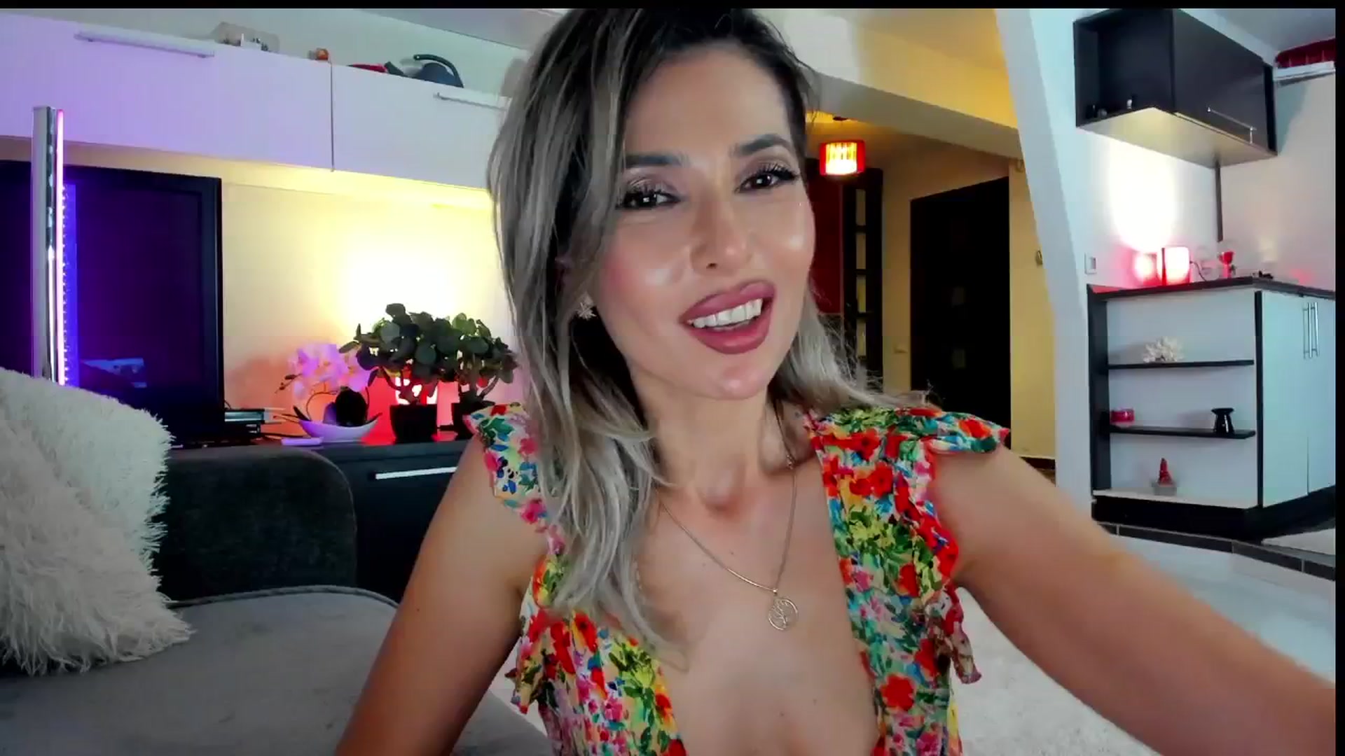 Gallery image thumbnail from SmileyTinaa's myfreecams stream on, 05/23/2024, 23:45 image 15 of 20