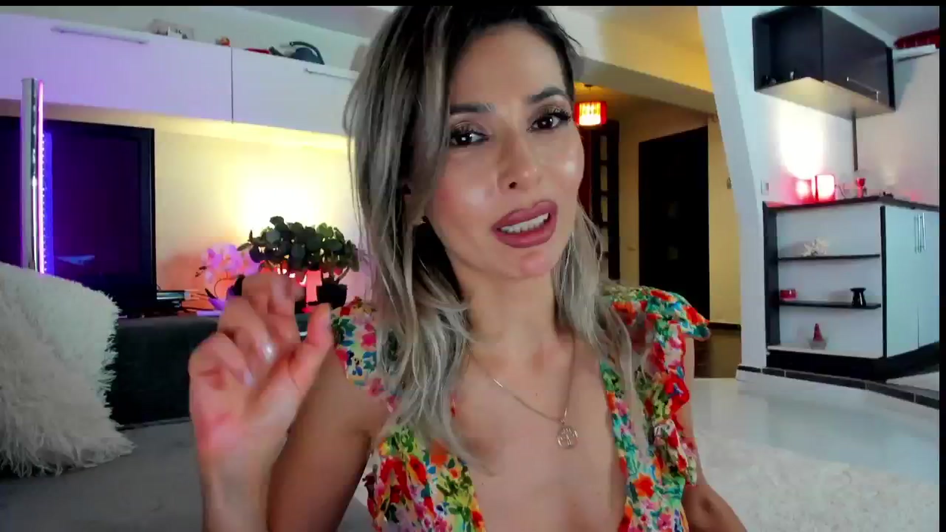 Gallery image thumbnail from SmileyTinaa's myfreecams stream on, 05/23/2024, 23:45 image 14 of 20
