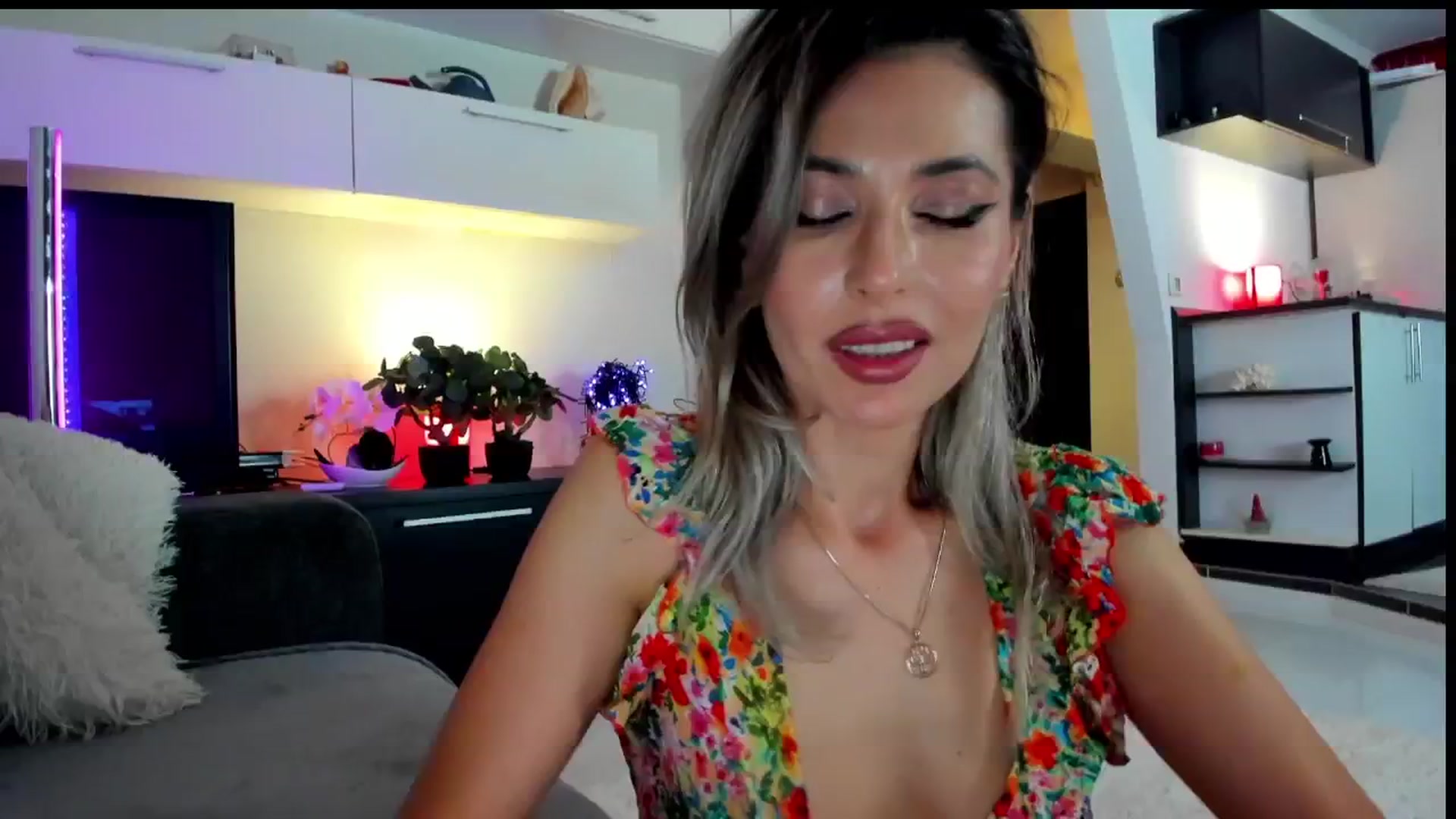 Gallery image thumbnail from SmileyTinaa's myfreecams stream on, 05/23/2024, 23:45 image 18 of 20