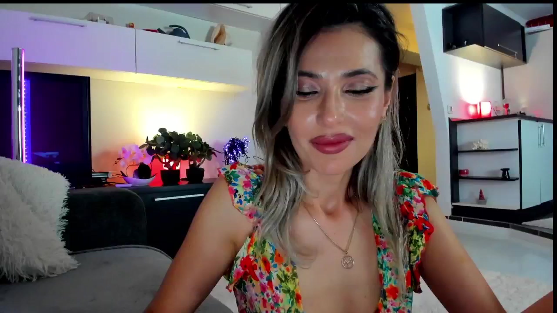 Gallery image thumbnail from SmileyTinaa's myfreecams stream on, 05/23/2024, 23:45 image 19 of 20