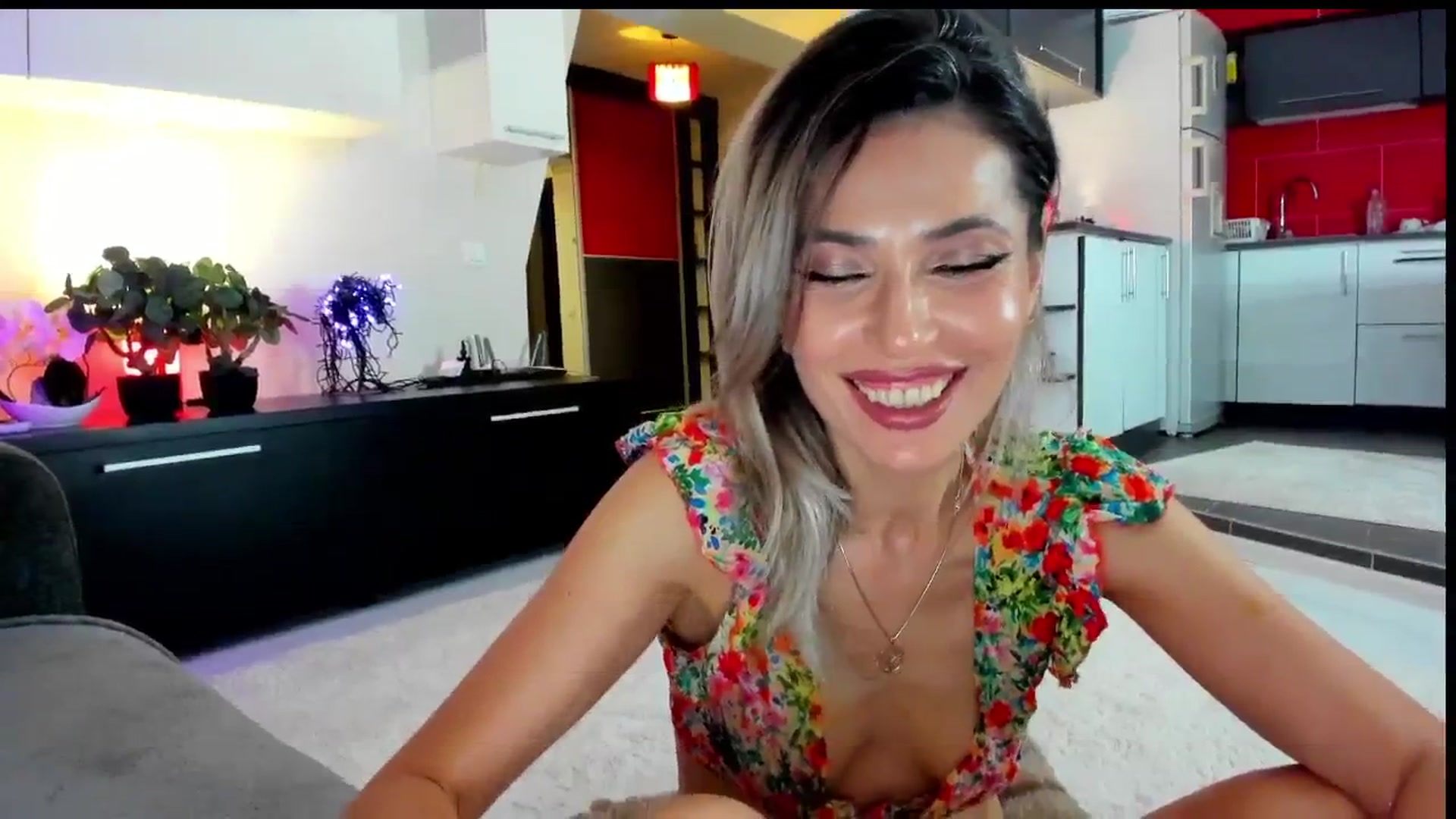Gallery image thumbnail from SmileyTinaa's myfreecams stream on, 05/24/2024, 24:01 image 17 of 20