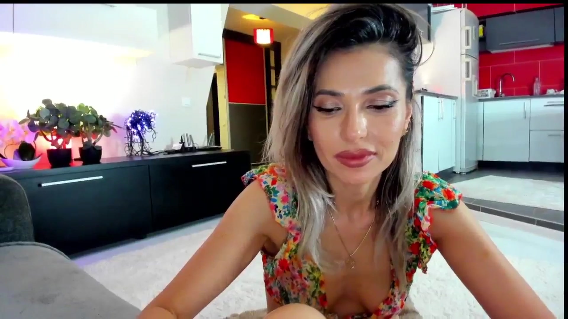 Gallery image thumbnail from SmileyTinaa's myfreecams stream on, 05/24/2024, 24:01 image 9 of 20