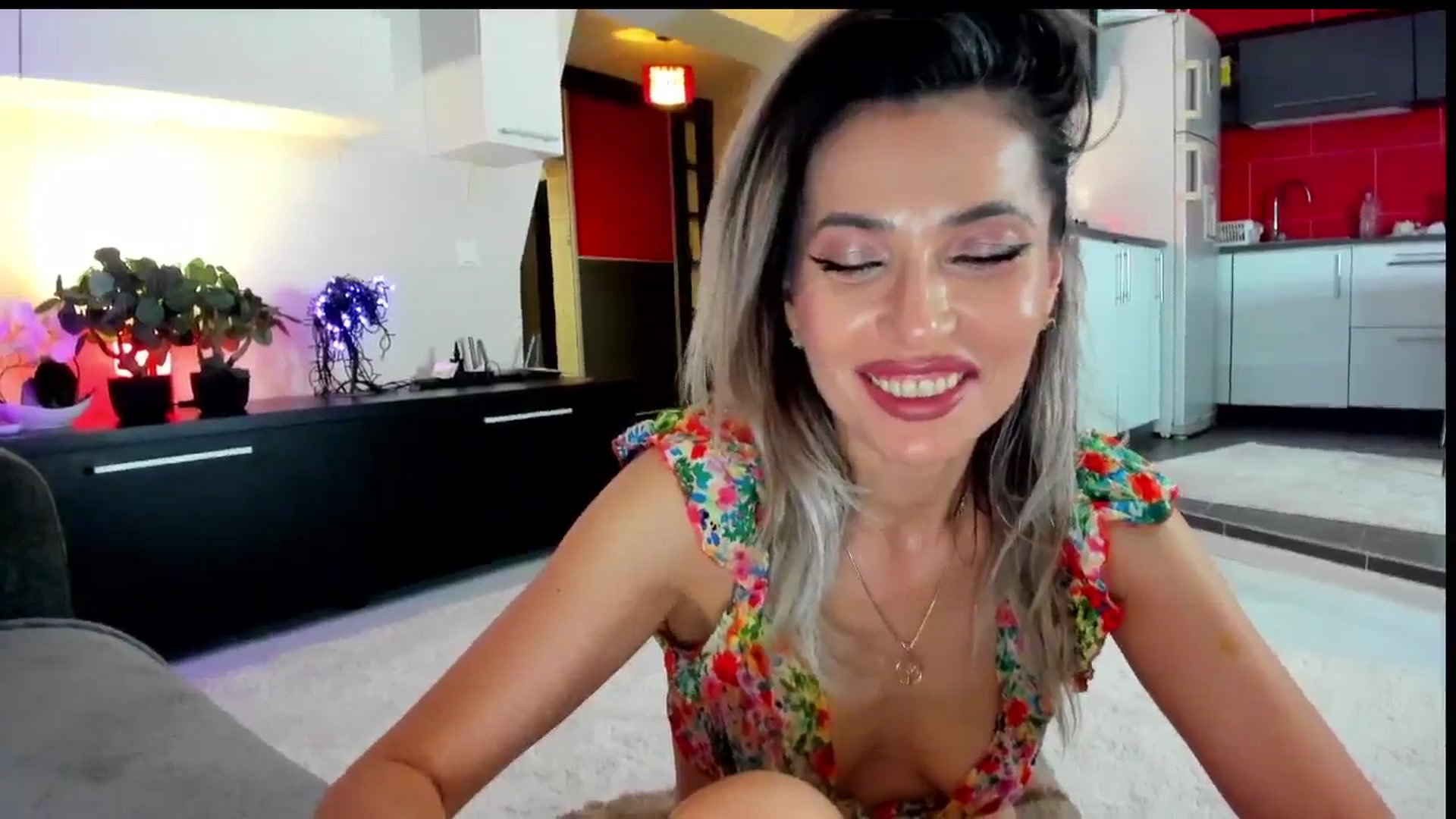 Gallery image thumbnail from SmileyTinaa's myfreecams stream on, 05/24/2024, 24:01 image 4 of 20