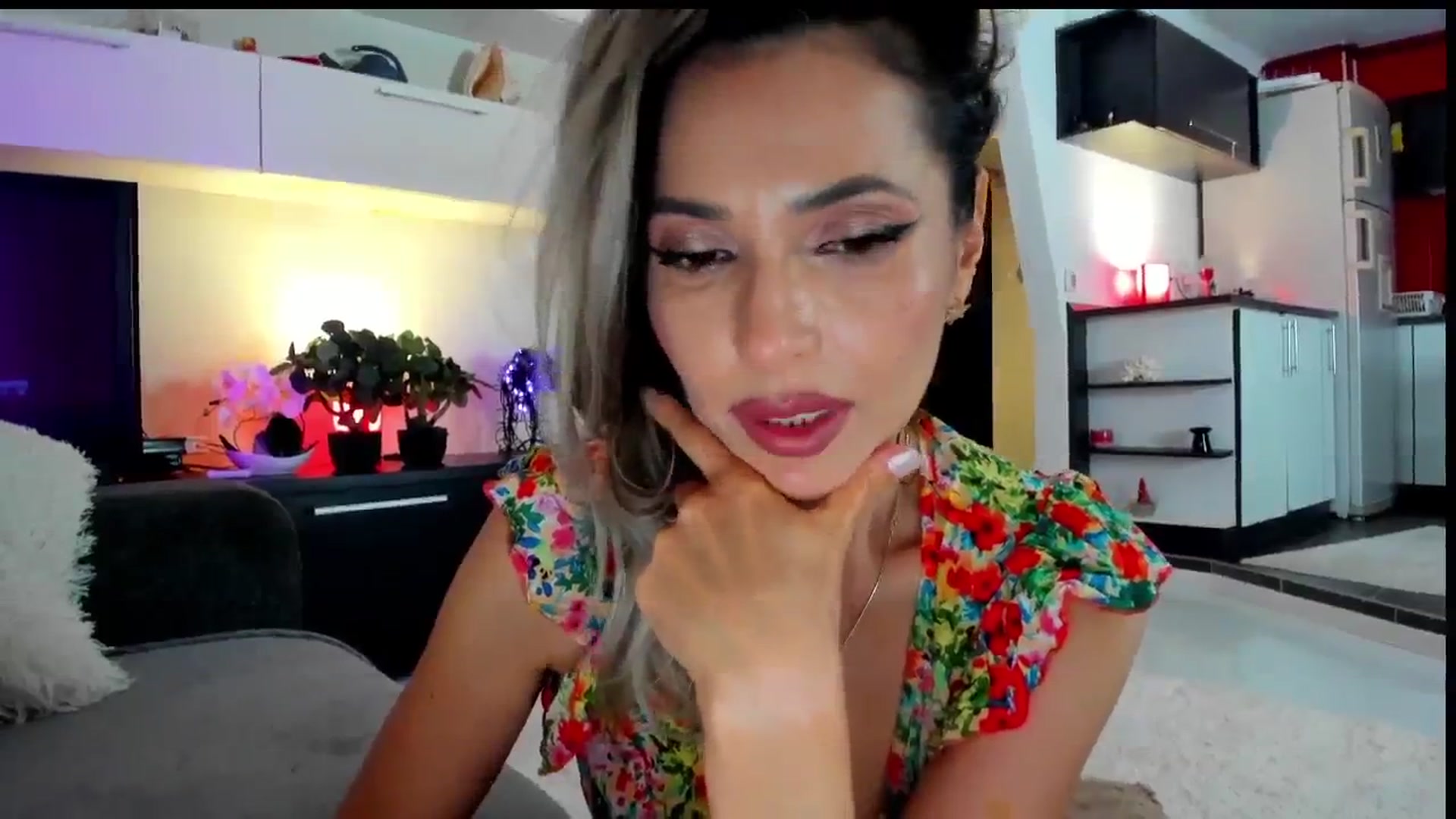 Gallery image thumbnail from SmileyTinaa's myfreecams stream on, 05/24/2024, 02:10 image 4 of 20