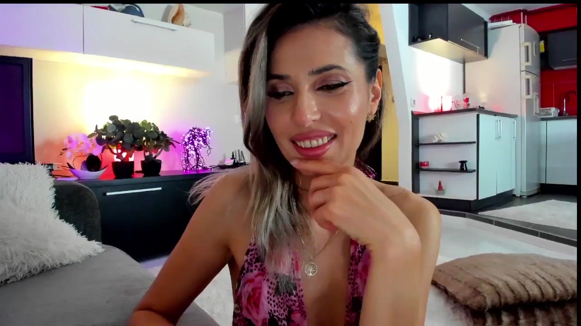 Gallery image thumbnail from SmileyTinaa's myfreecams stream on, 05/25/2024, 01:52 image 10 of 20
