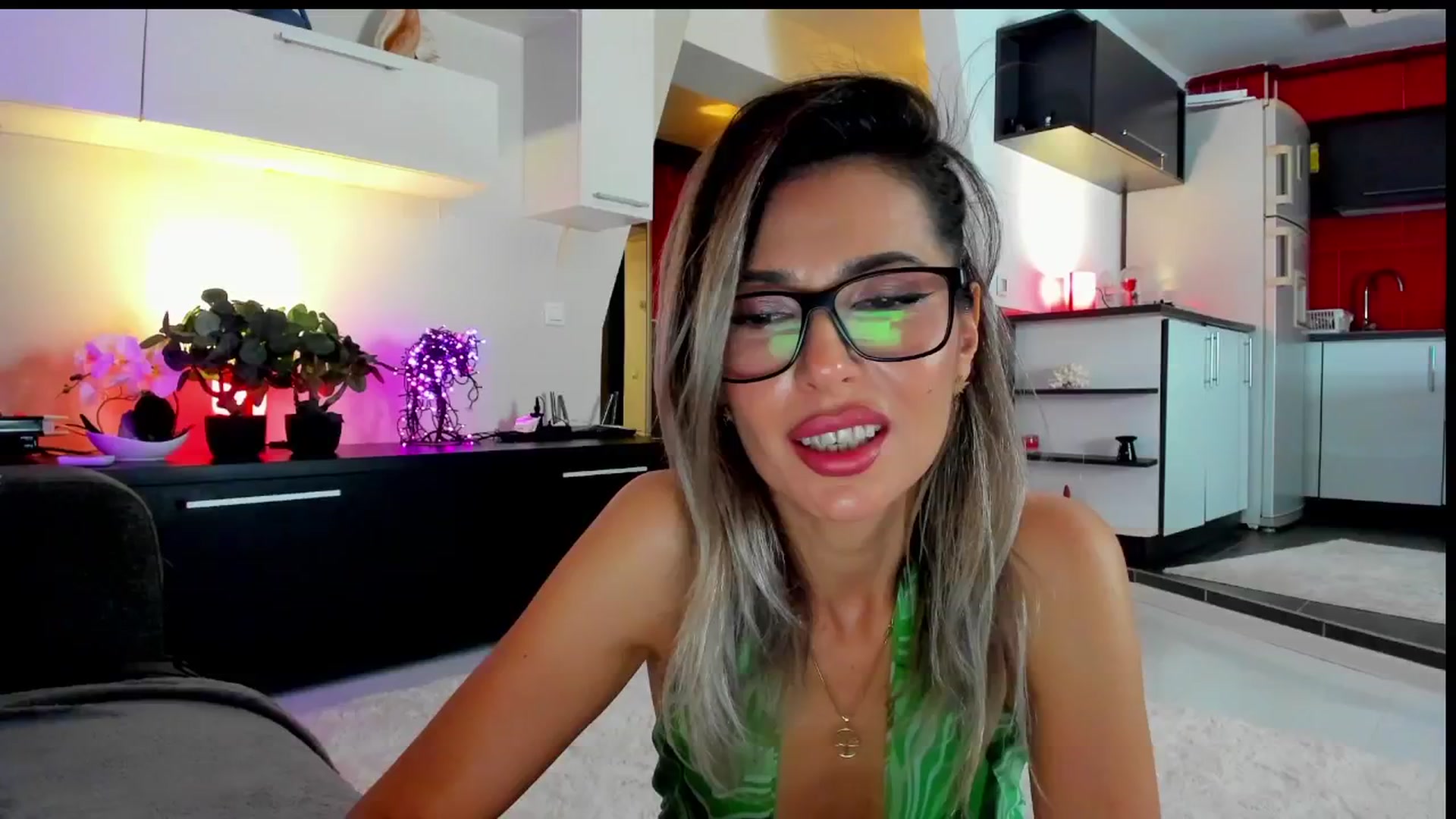 Gallery image thumbnail from SmileyTinaa's myfreecams stream on, 05/30/2024, 01:53 image 14 of 20