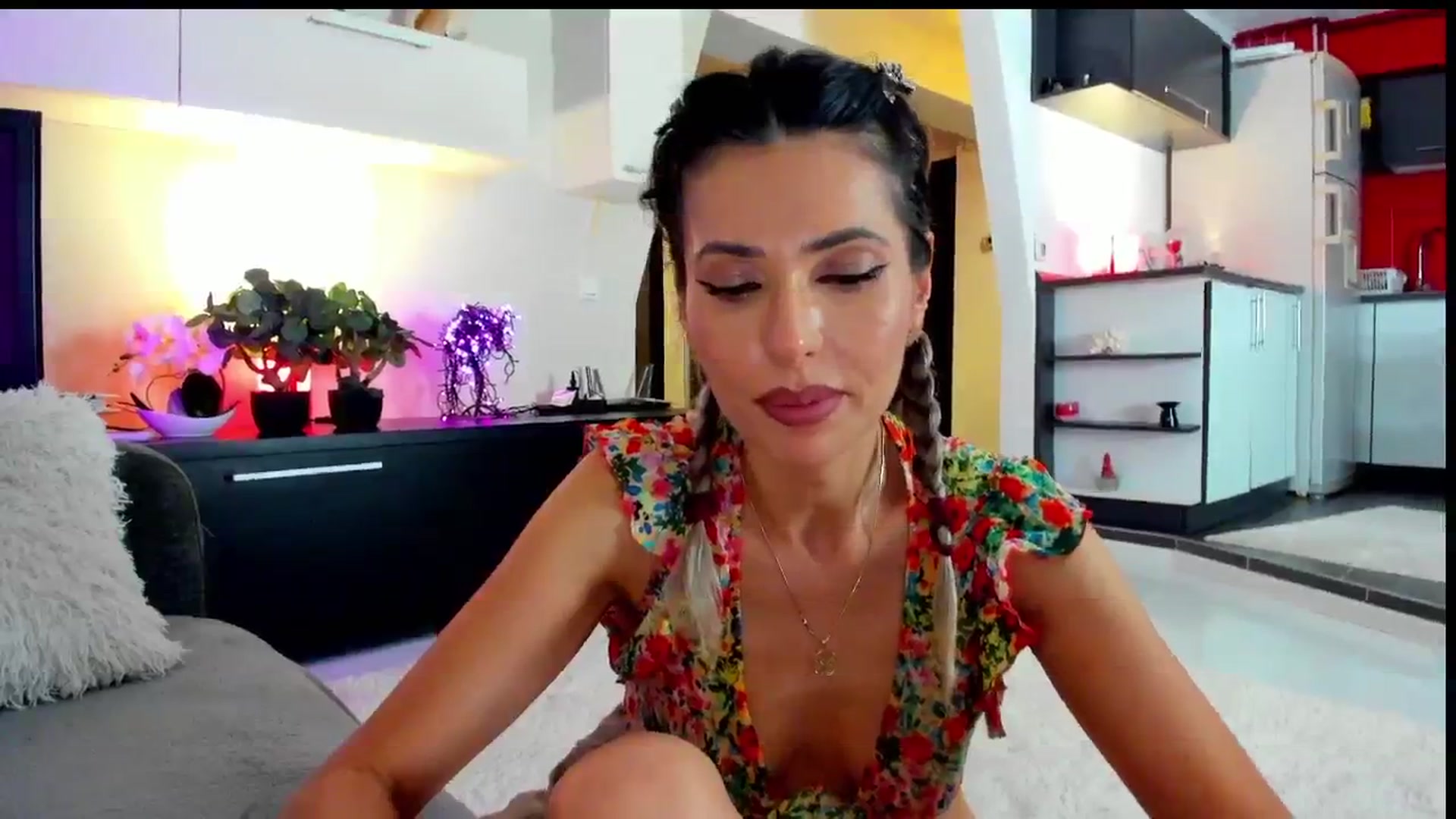 Gallery image thumbnail from SmileyTinaa's myfreecams stream on, 06/01/2024, 01:27 image 5 of 20