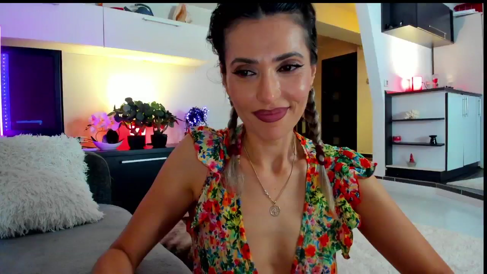 Gallery image thumbnail from SmileyTinaa's myfreecams stream on, 06/01/2024, 01:27 image 1 of 20