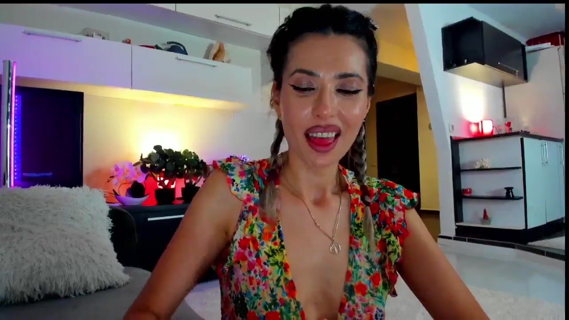 Gallery image thumbnail from SmileyTinaa's myfreecams stream on, 06/01/2024, 01:27 image 7 of 20