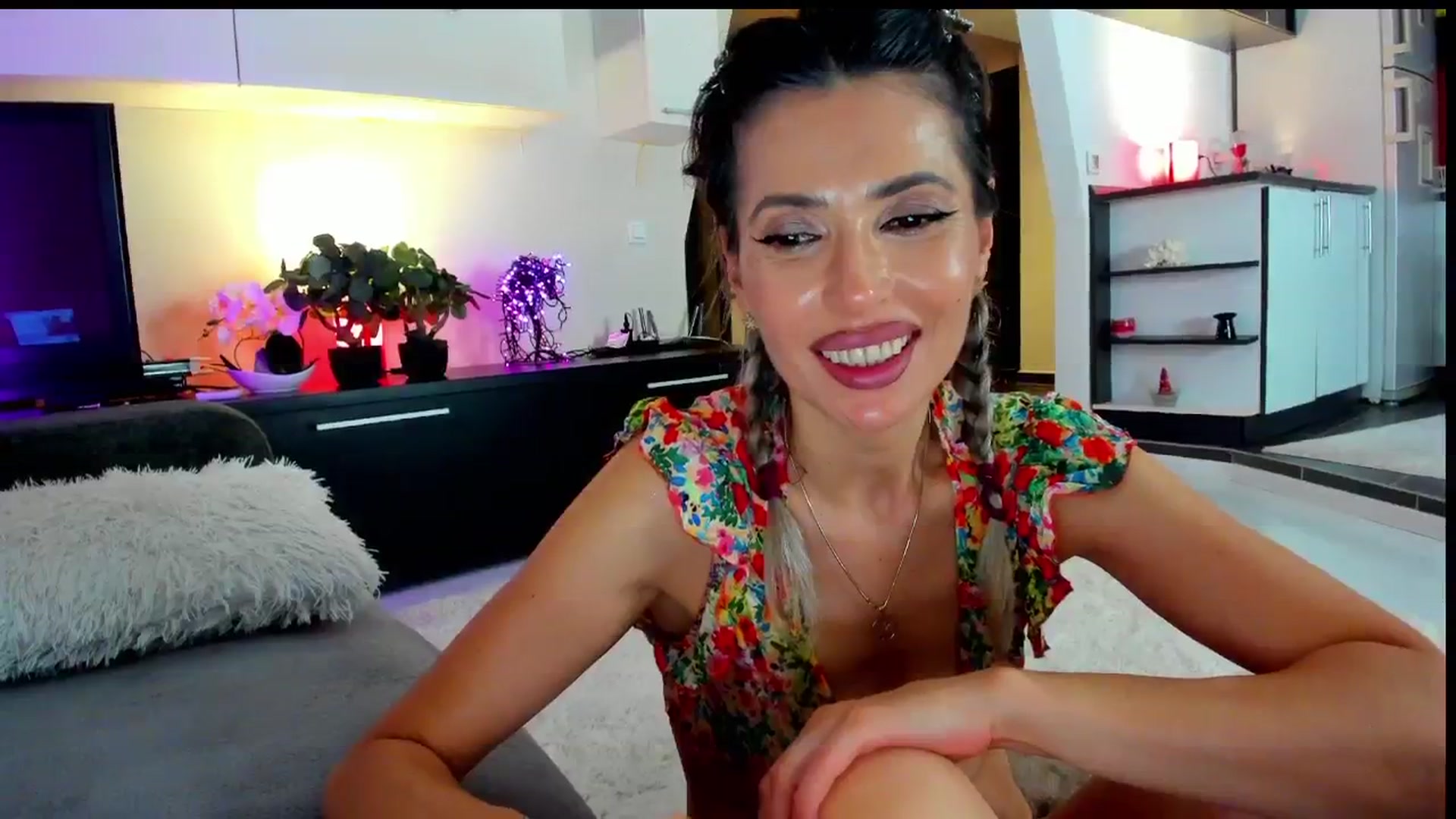 Gallery image thumbnail from SmileyTinaa's myfreecams stream on, 06/01/2024, 01:27 image 19 of 20