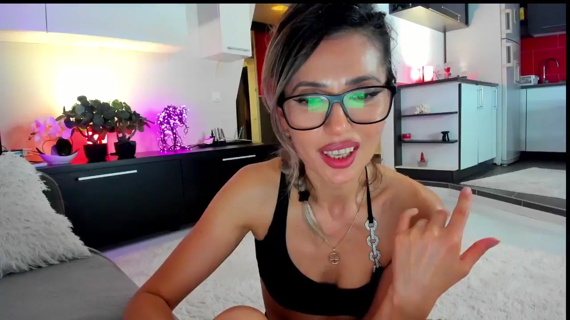 Gallery image thumbnail from SmileyTinaa's myfreecams stream on, 06/07/2024, 03:26 image 18 of 20