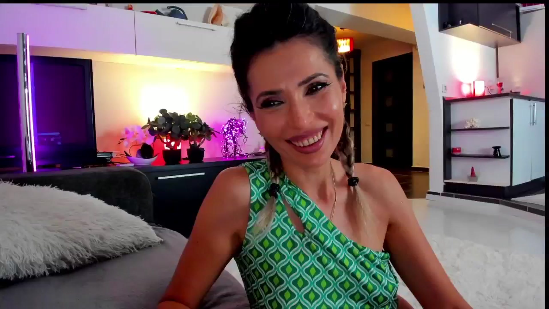 Gallery image thumbnail from SmileyTinaa's myfreecams stream on, 06/12/2024, 24:53 image 11 of 20