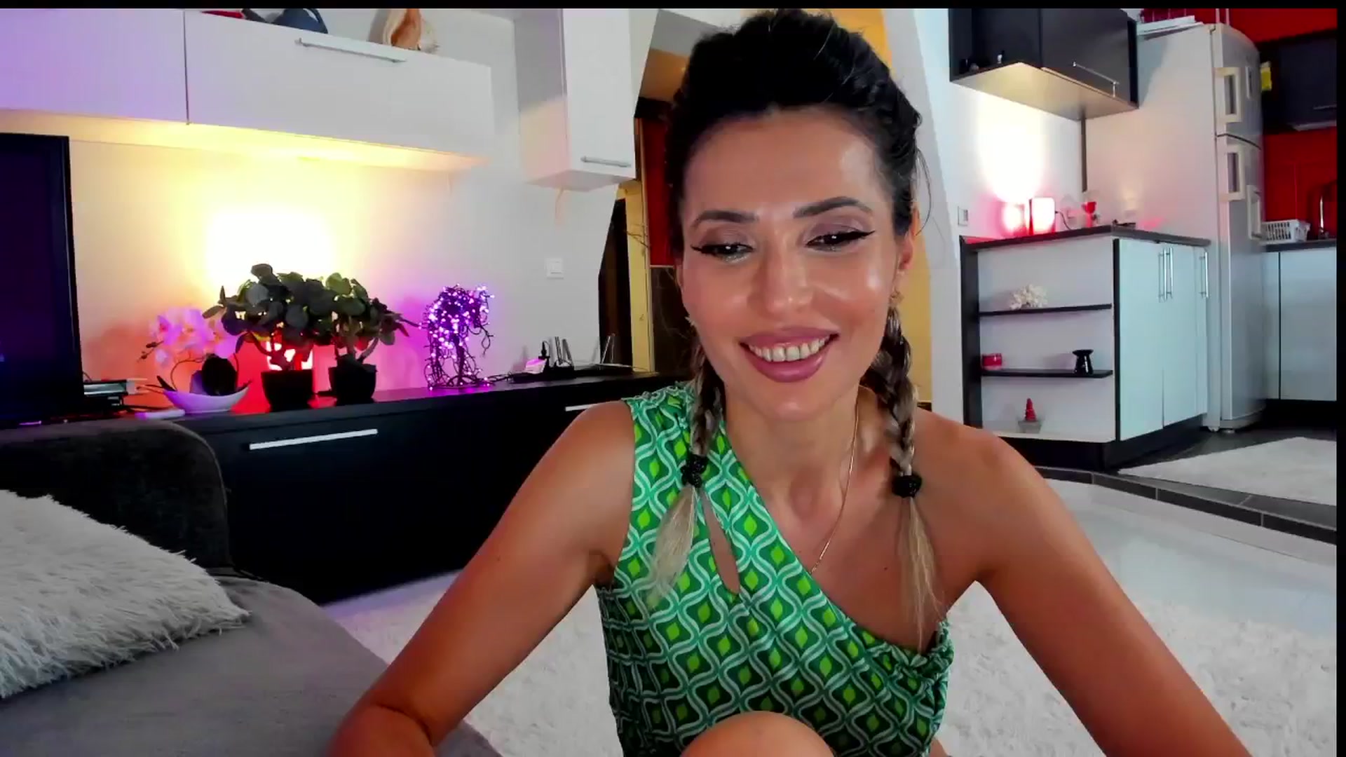 Gallery image thumbnail from SmileyTinaa's myfreecams stream on, 06/12/2024, 24:53 image 6 of 20