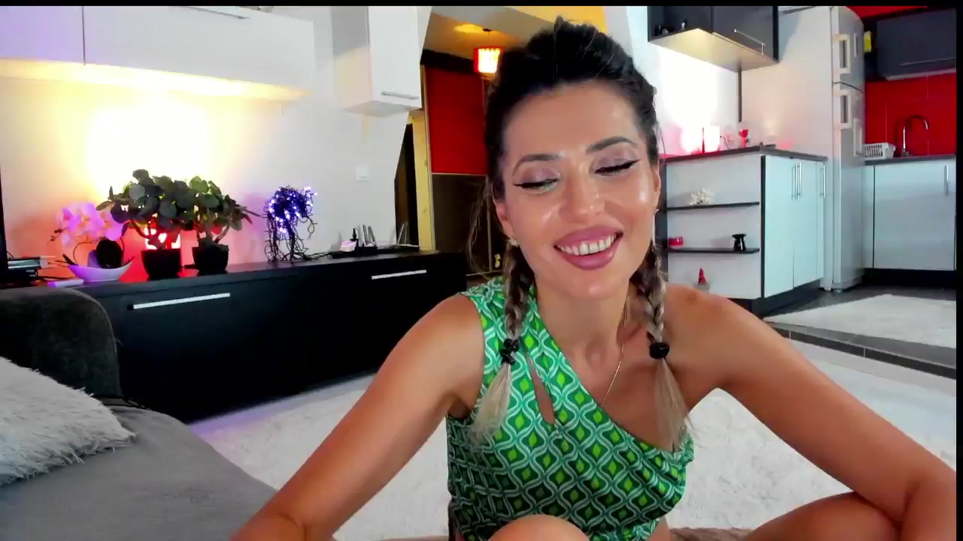 Gallery image thumbnail from SmileyTinaa's myfreecams stream on, 06/12/2024, 24:53 image 14 of 20
