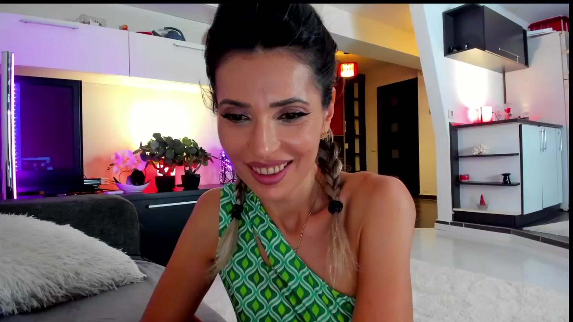 Gallery image thumbnail from SmileyTinaa's myfreecams stream on, 06/12/2024, 24:53 image 4 of 20