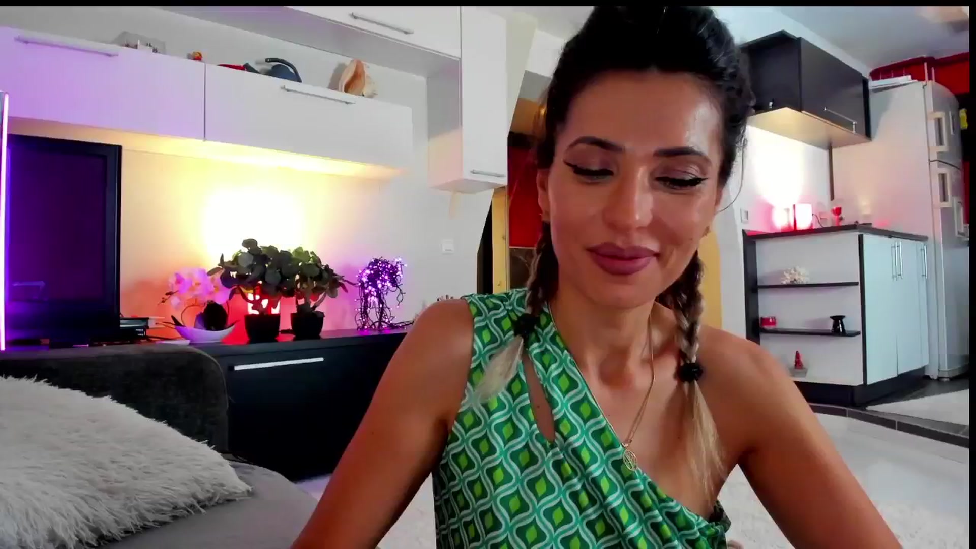 Gallery image thumbnail from SmileyTinaa's myfreecams stream on, 06/12/2024, 02:01 image 2 of 20