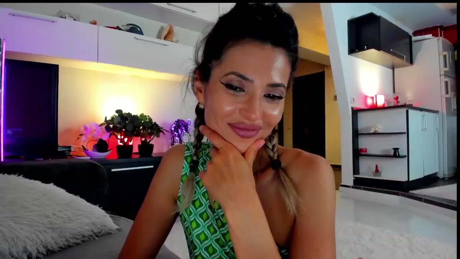 Gallery image thumbnail from SmileyTinaa's myfreecams stream on, 06/12/2024, 02:01 image 3 of 20