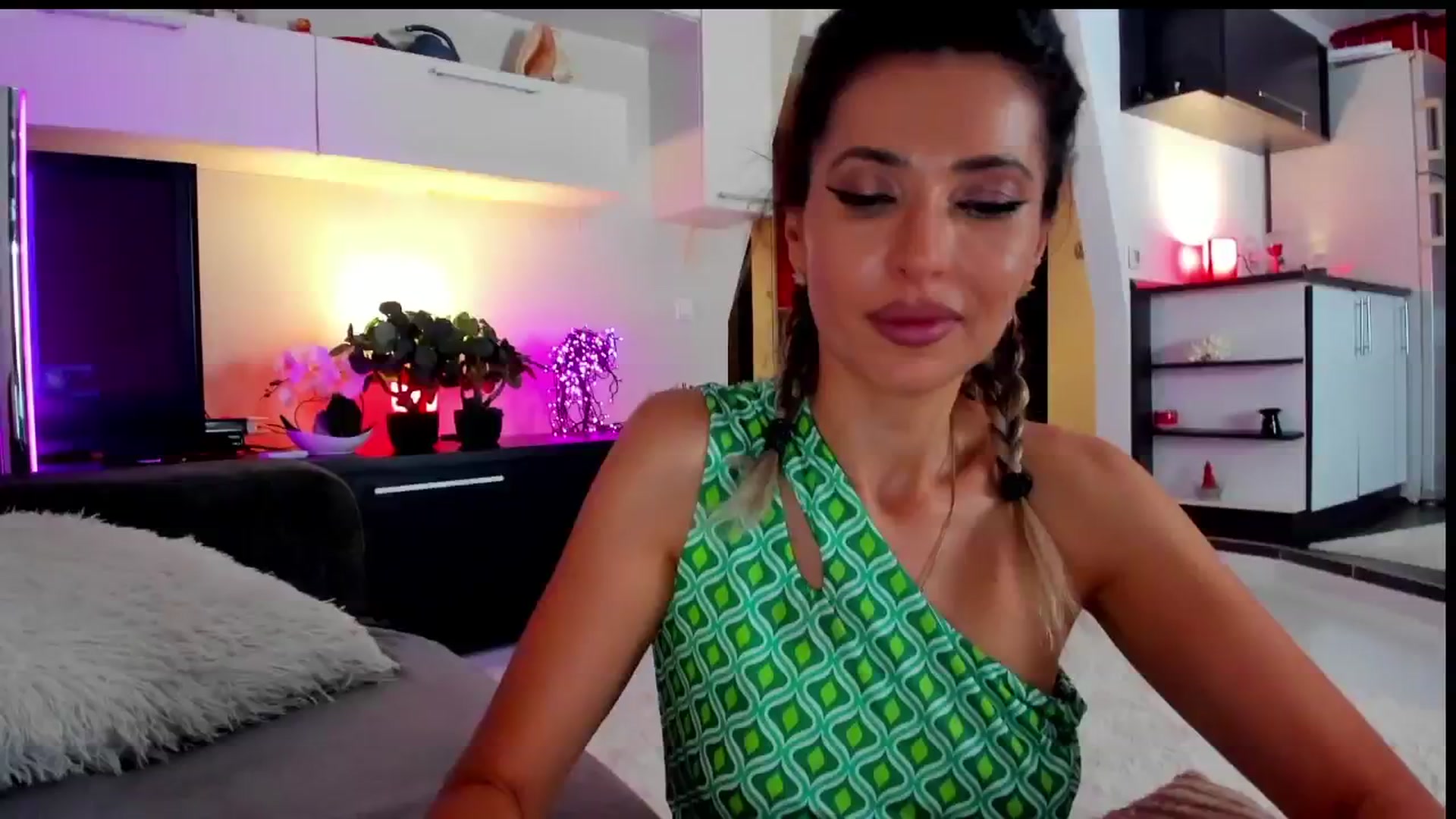 Gallery image thumbnail from SmileyTinaa's myfreecams stream on, 06/12/2024, 02:01 image 5 of 20