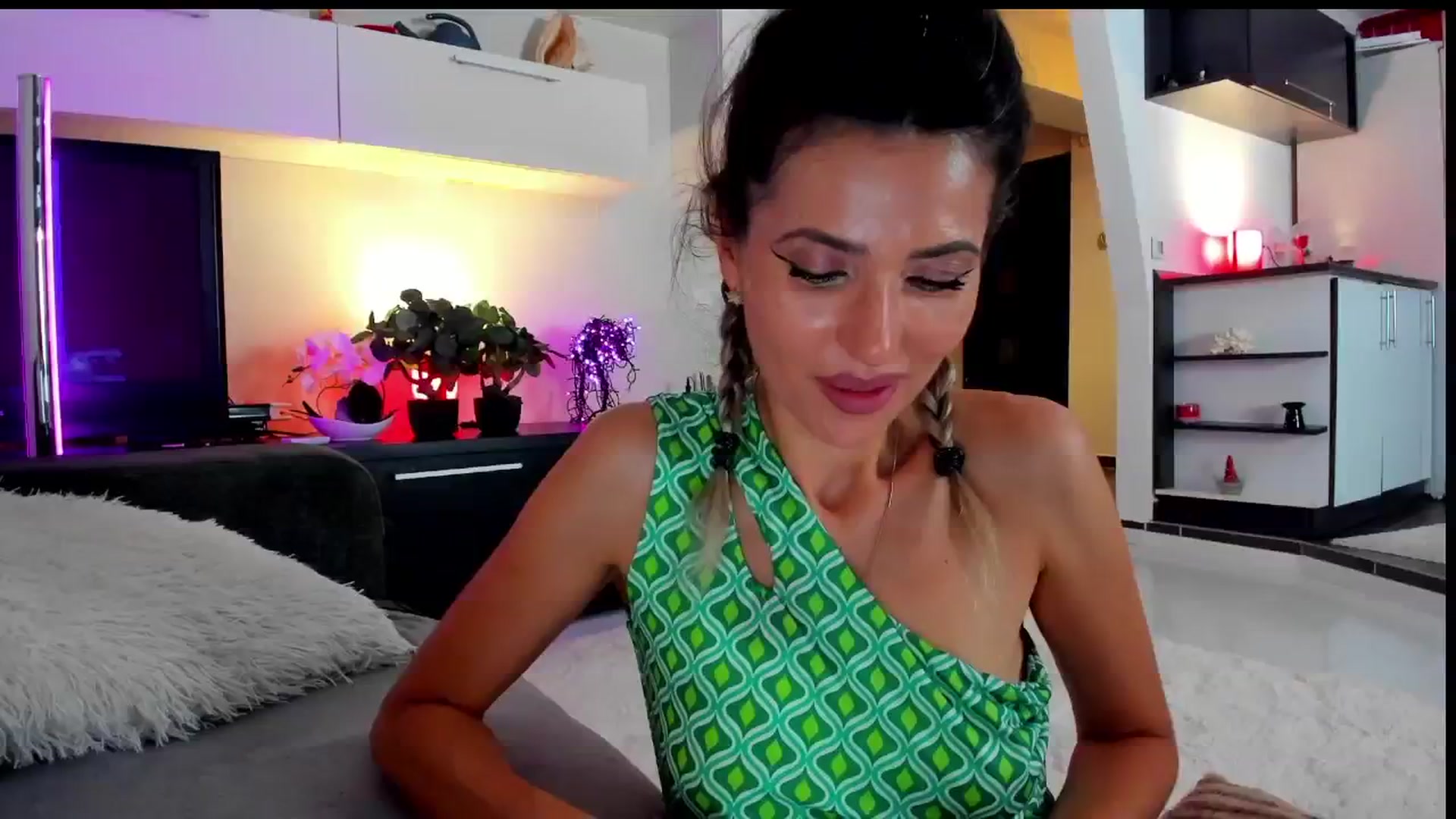 Gallery image thumbnail from SmileyTinaa's myfreecams stream on, 06/12/2024, 02:01 image 9 of 20