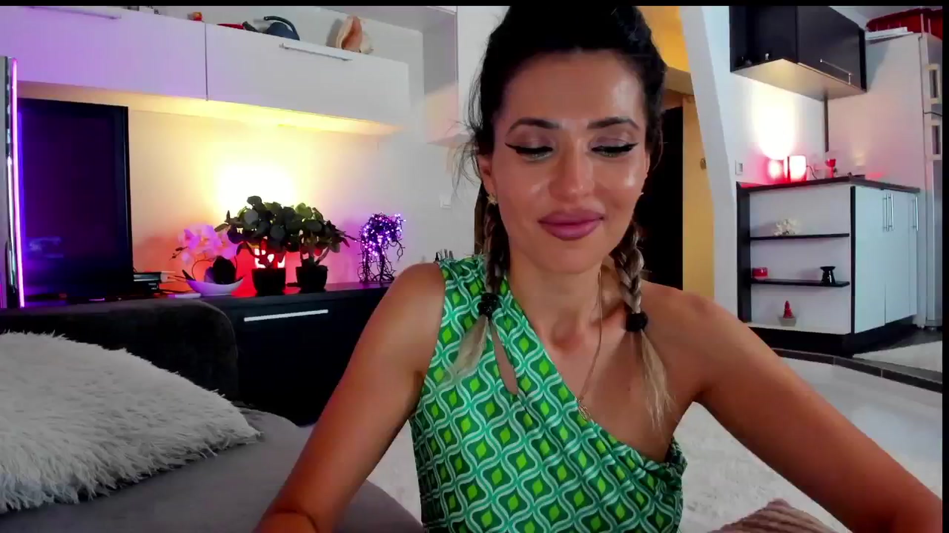 Gallery image thumbnail from SmileyTinaa's myfreecams stream on, 06/12/2024, 02:01 image 4 of 20
