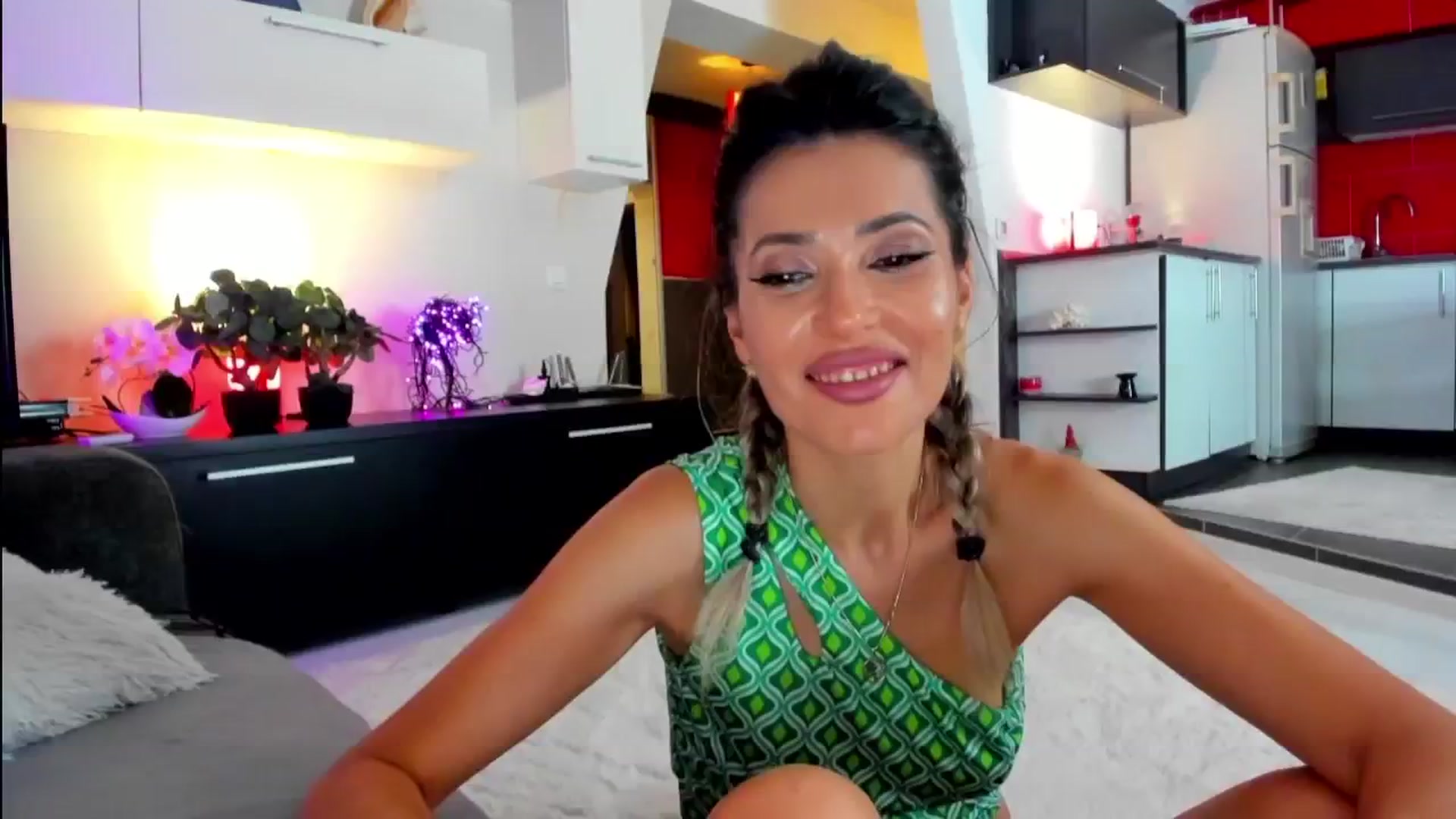 Gallery image thumbnail from SmileyTinaa's myfreecams stream on, 06/12/2024, 04:05 image 2 of 20