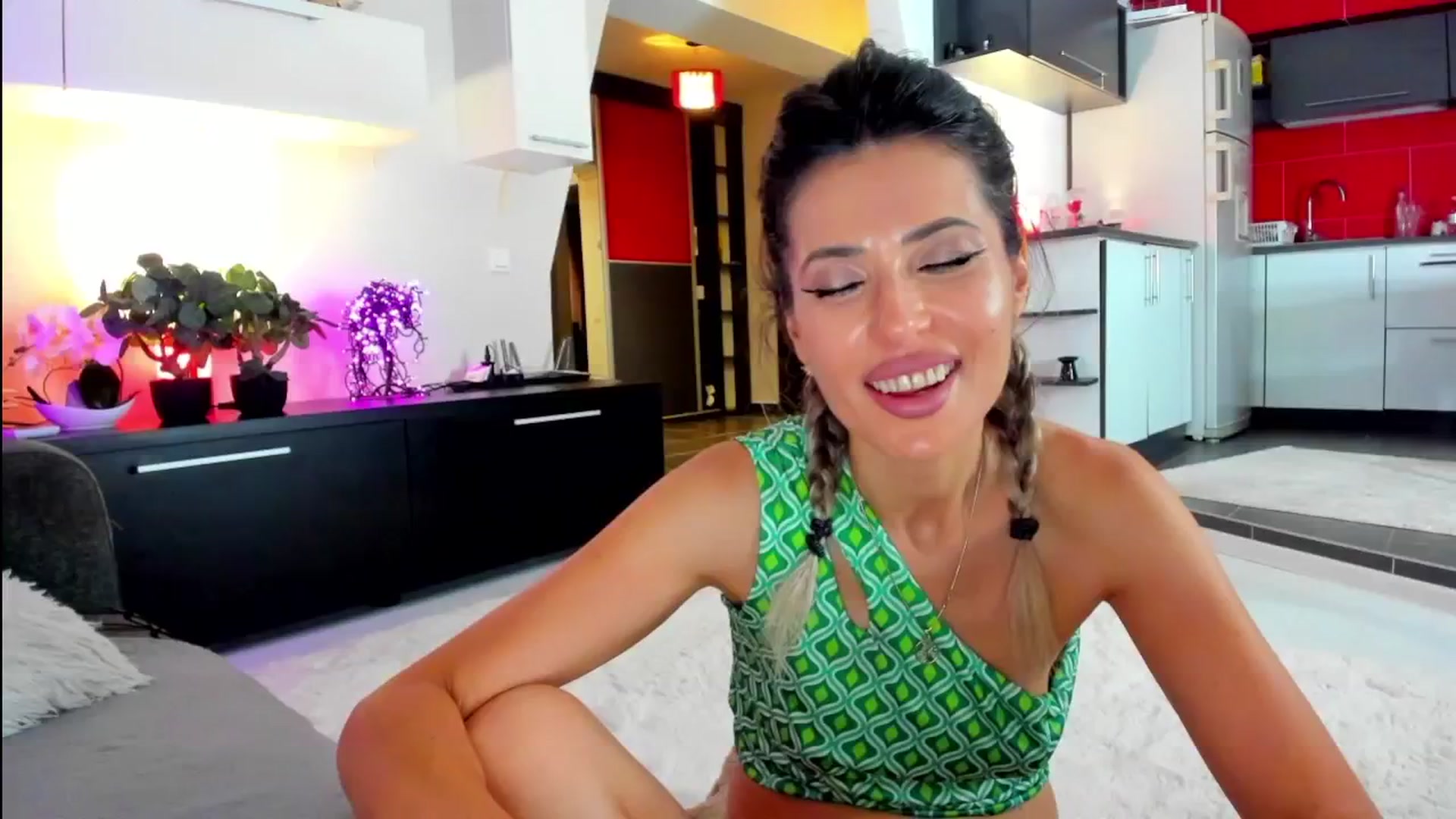 Gallery image thumbnail from SmileyTinaa's myfreecams stream on, 06/12/2024, 04:05 image 16 of 20