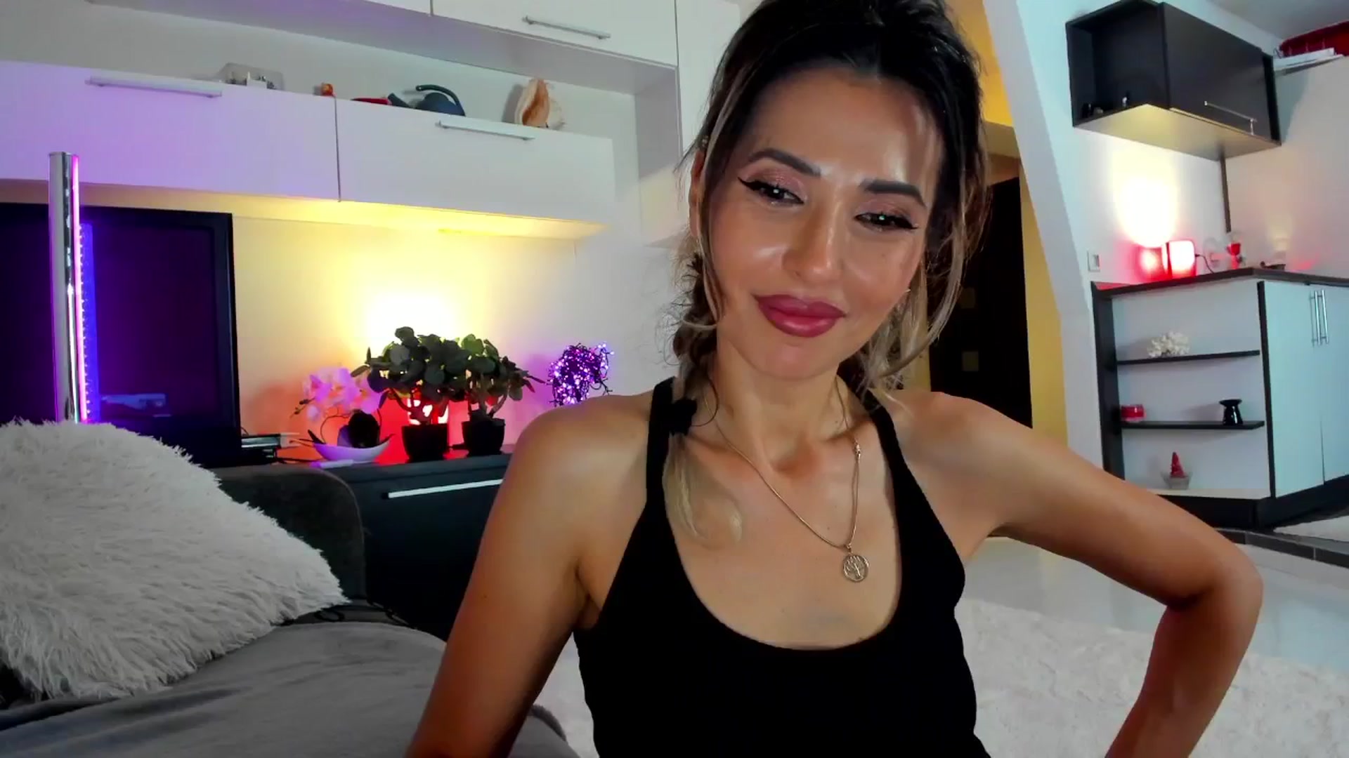 Gallery image thumbnail from SmileyTinaa's myfreecams stream on, 06/14/2024, 01:33 image 19 of 20