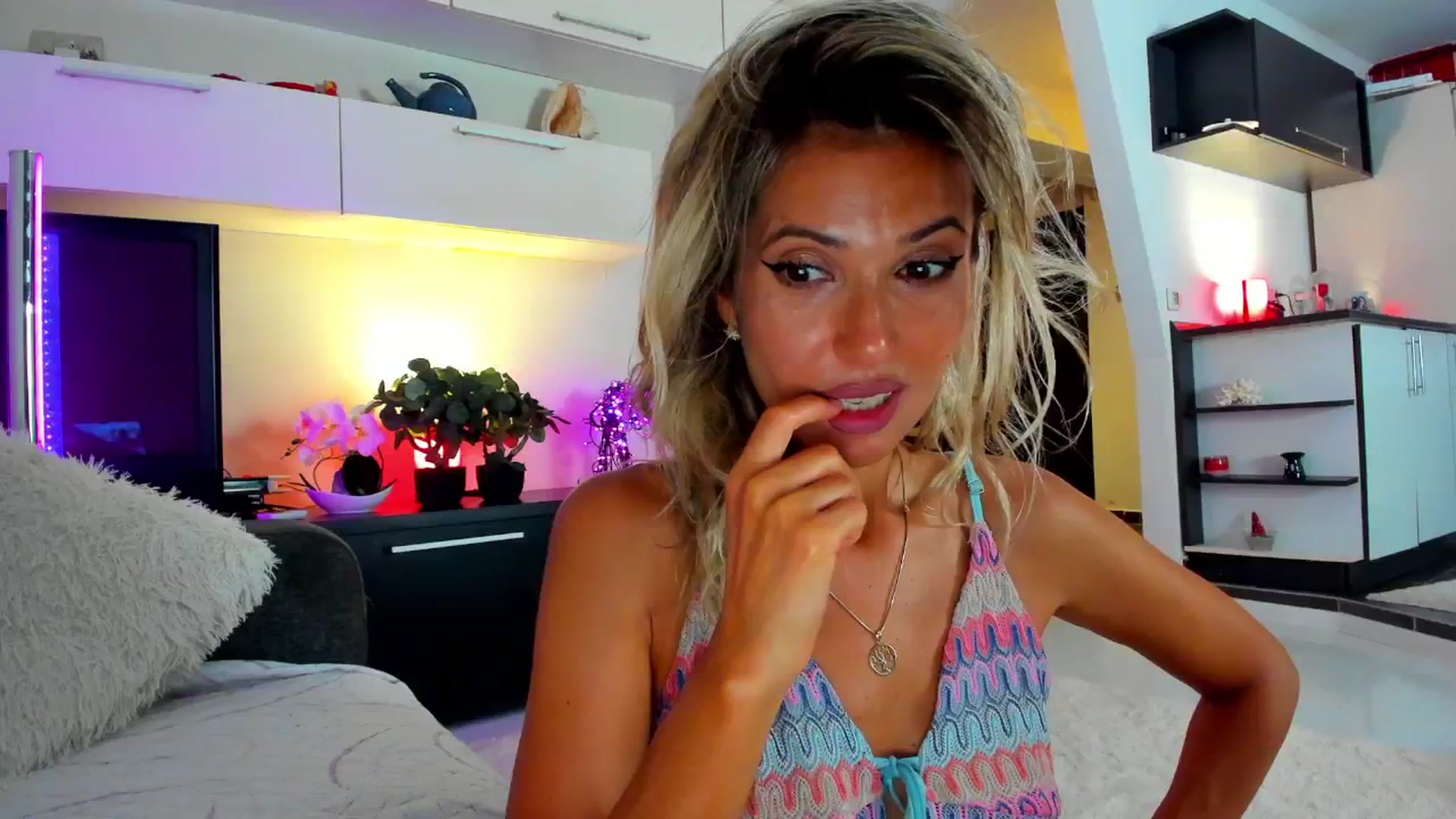 Gallery image thumbnail from SmileyTinaa's myfreecams stream on, 08/14/2024, 05:10 image 9 of 20