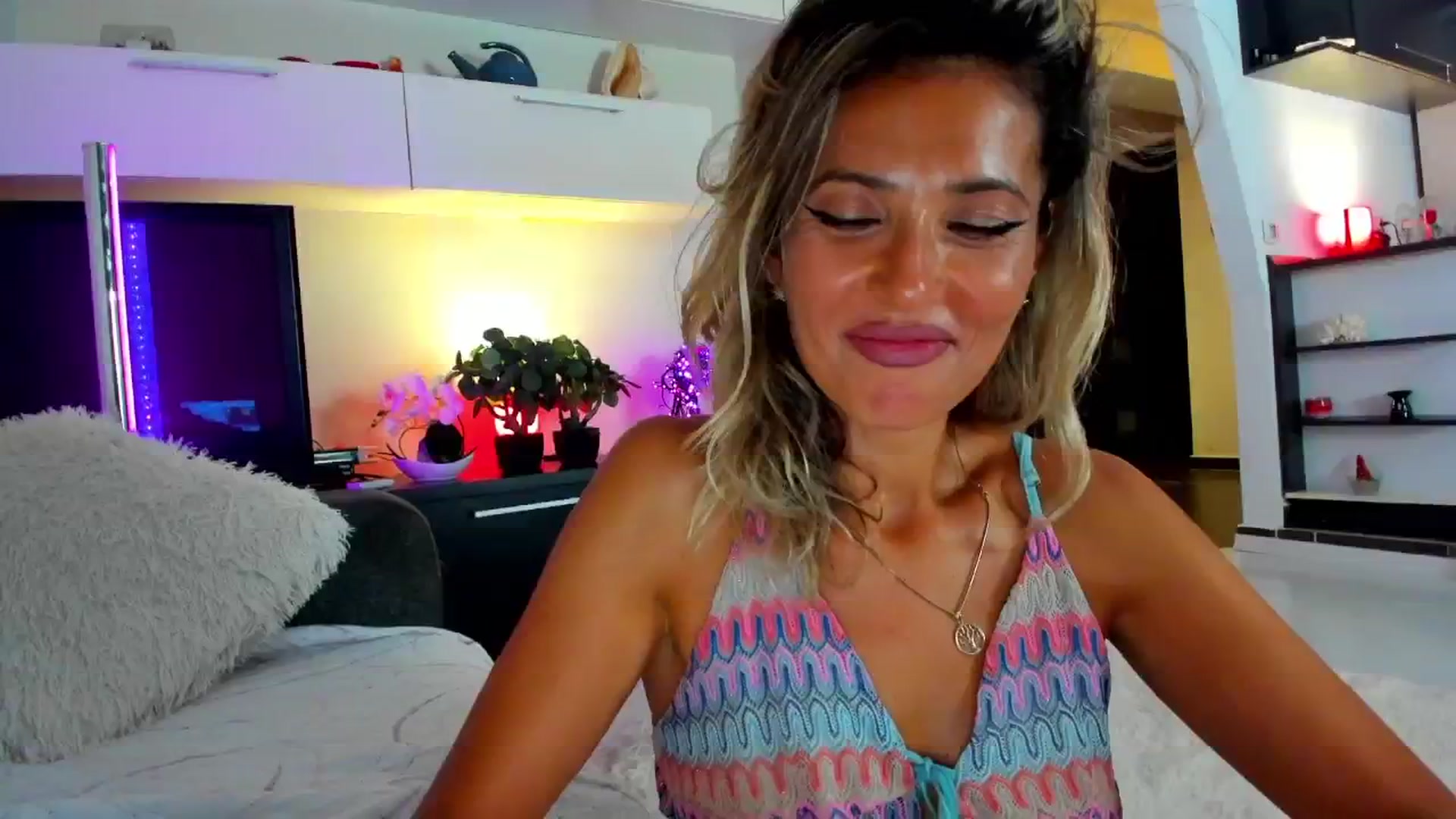 Gallery image thumbnail from SmileyTinaa's myfreecams stream on, 08/14/2024, 05:10 image 17 of 20