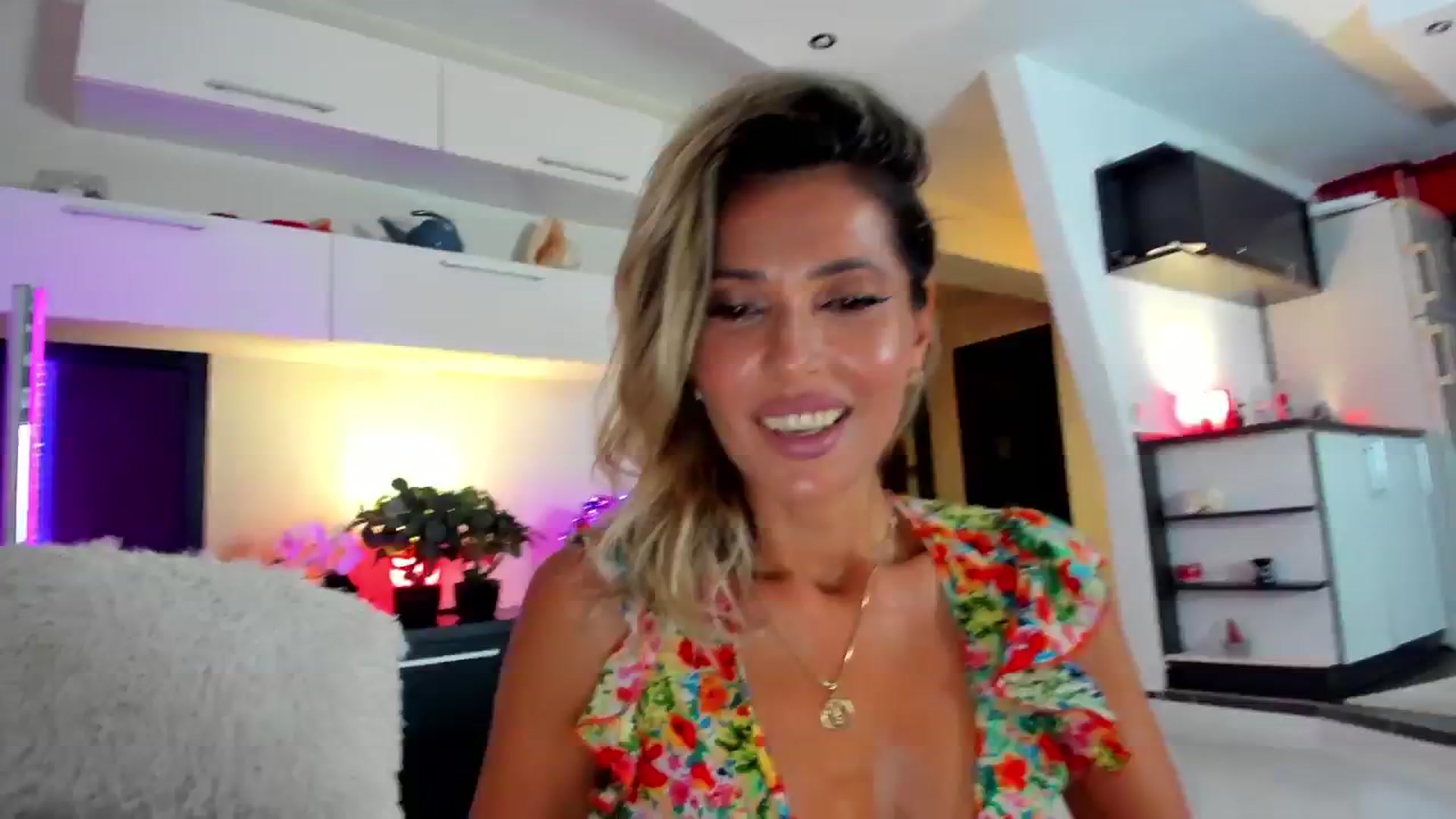 Gallery image thumbnail from SmileyTinaa's myfreecams stream on, 08/14/2024, 21:33 image 7 of 20