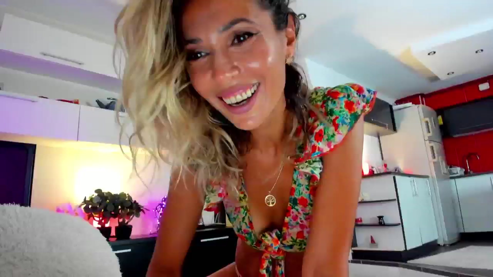 Gallery image thumbnail from SmileyTinaa's myfreecams stream on, 08/14/2024, 23:25 image 2 of 20