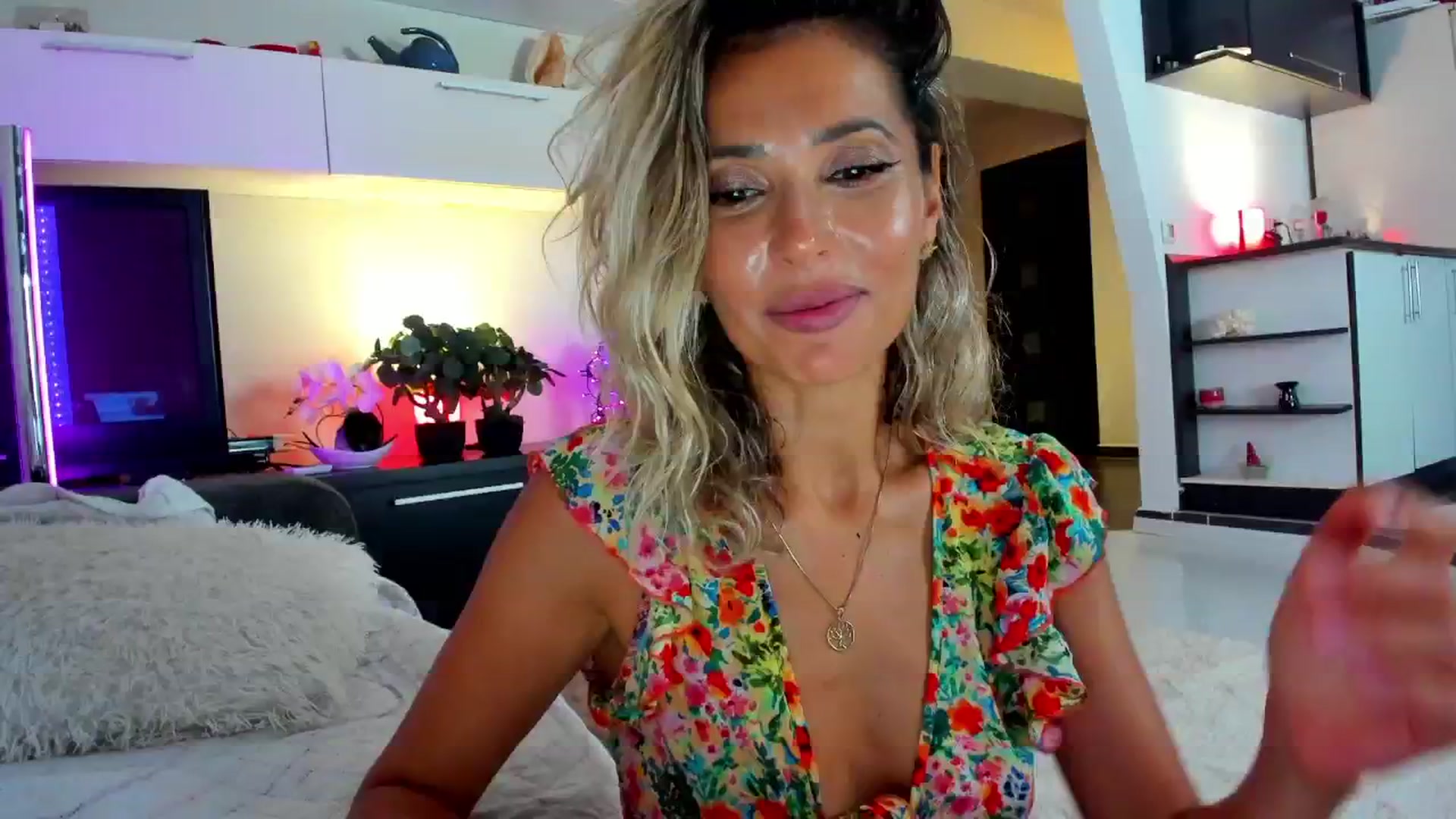 Gallery image thumbnail from SmileyTinaa's myfreecams stream on, 08/15/2024, 01:35 image 8 of 20