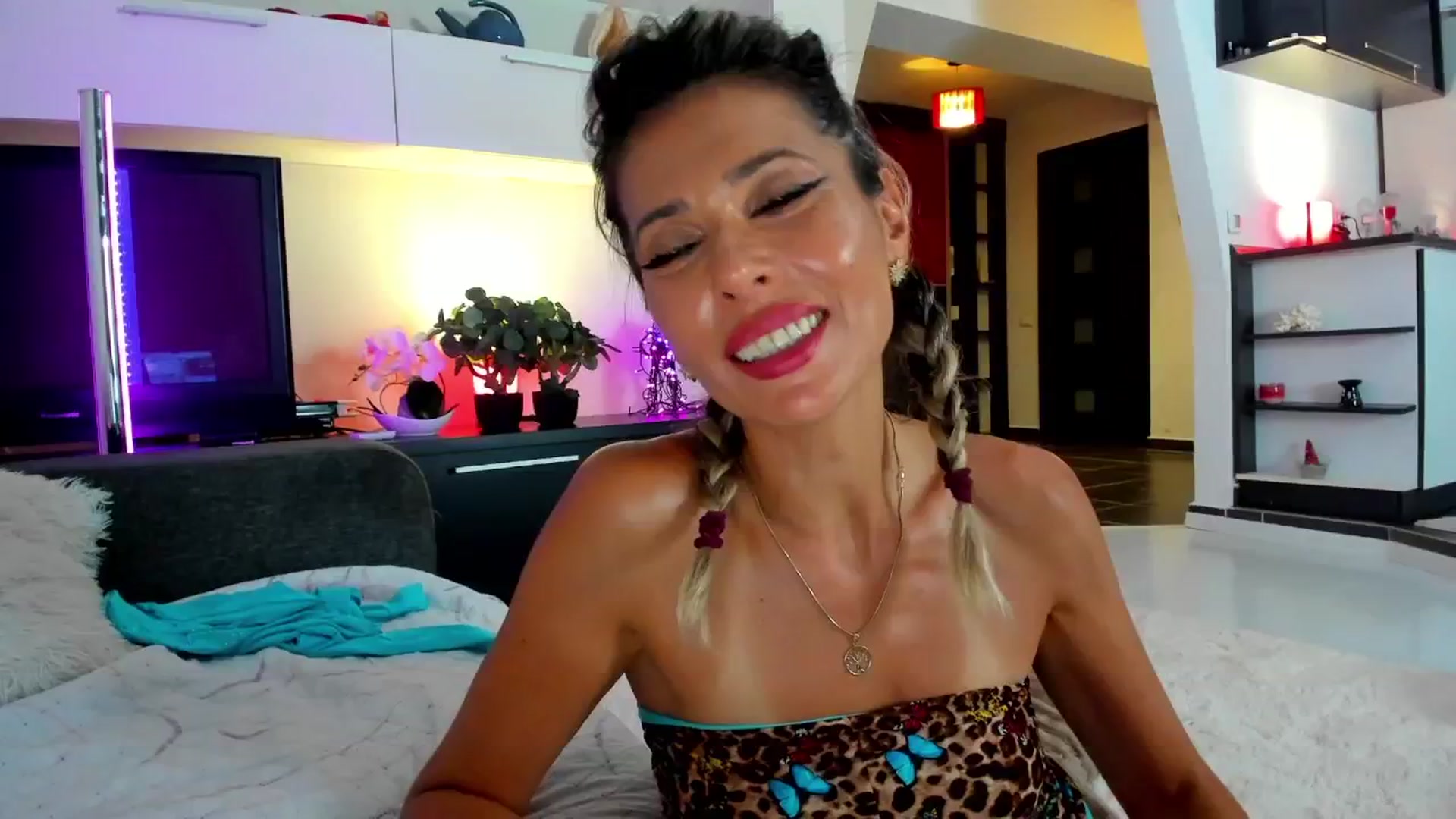 Gallery image thumbnail from SmileyTinaa's myfreecams stream on, 08/16/2024, 24:03 image 16 of 20