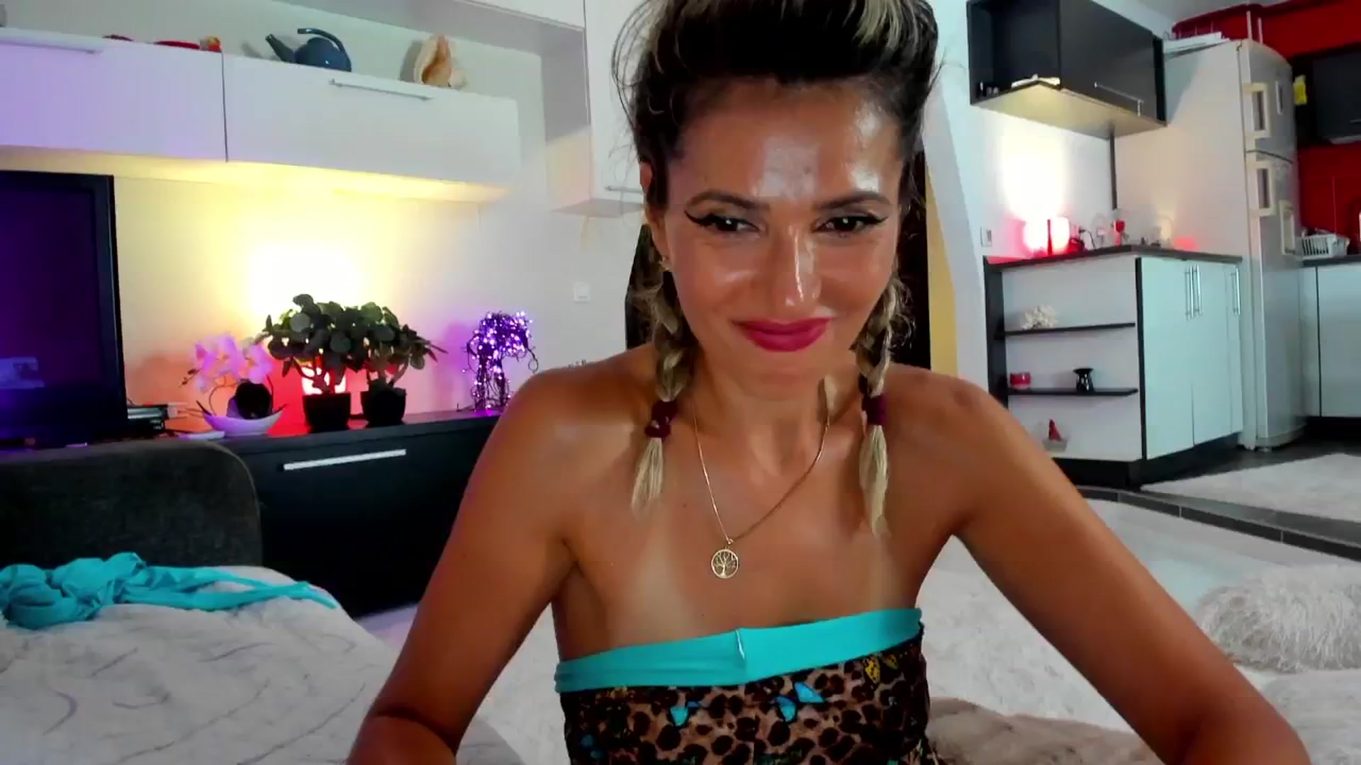 Gallery image thumbnail from SmileyTinaa's myfreecams stream on, 08/16/2024, 01:46 image 16 of 20