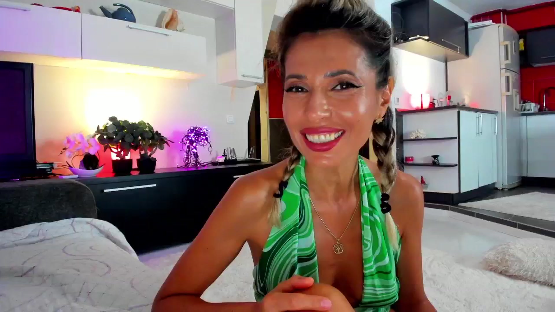 Gallery image thumbnail from SmileyTinaa's myfreecams stream on, 08/17/2024, 24:04 image 8 of 20