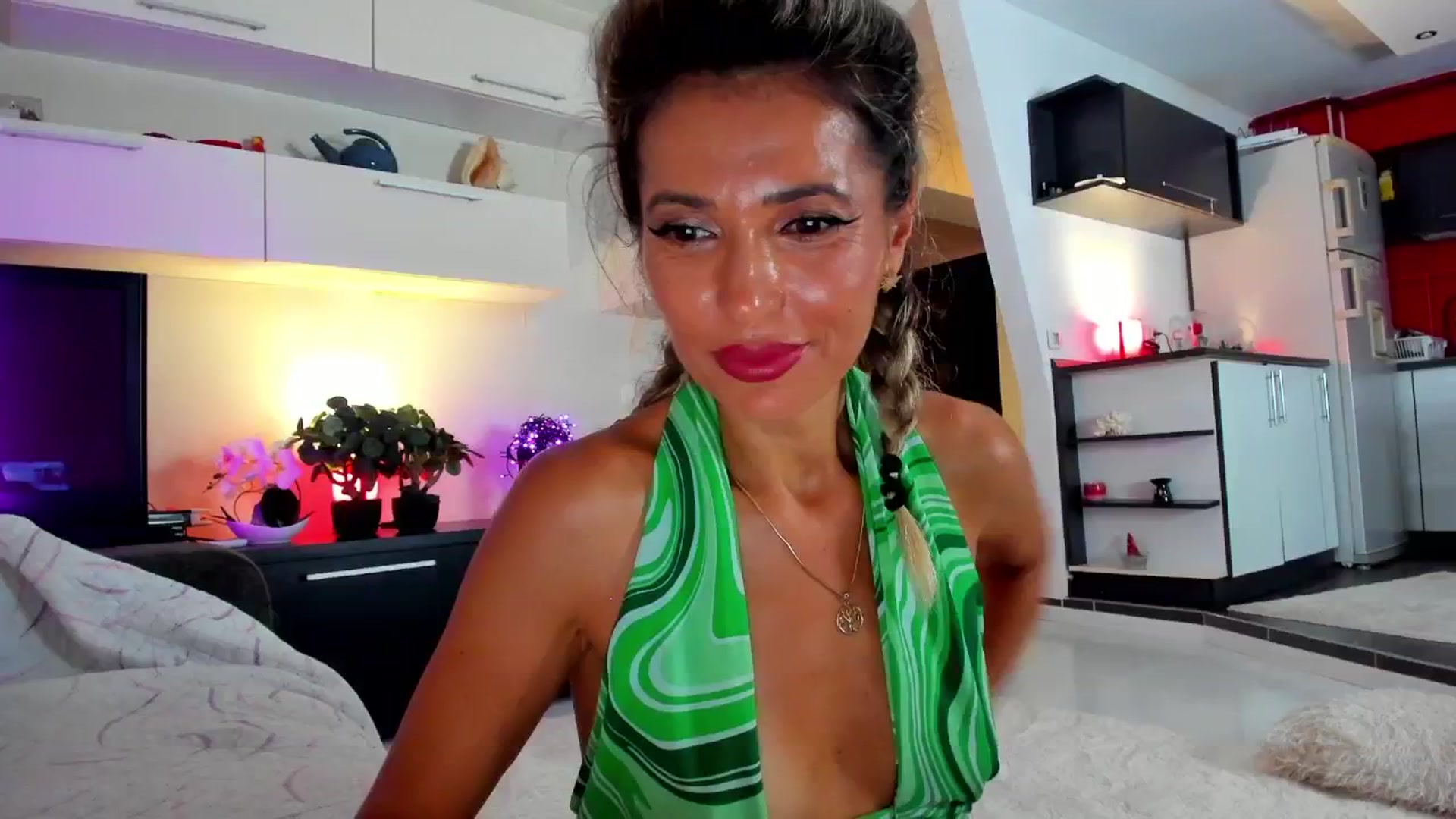 Gallery image thumbnail from SmileyTinaa's myfreecams stream on, 08/17/2024, 01:20 image 18 of 20