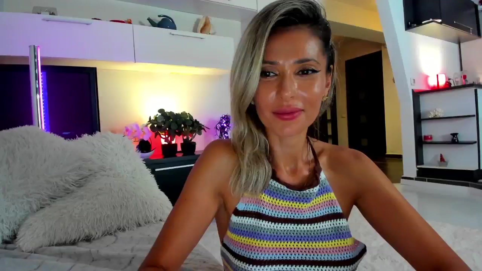 Gallery image thumbnail from SmileyTinaa's myfreecams stream on, 08/23/2024, 01:21 image 10 of 20