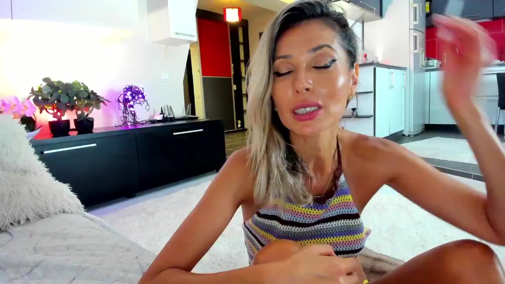 Gallery image thumbnail from SmileyTinaa's myfreecams stream on, 08/23/2024, 01:21 image 18 of 20