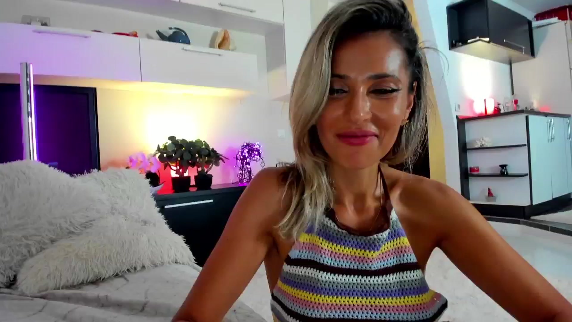 Gallery image thumbnail from SmileyTinaa's myfreecams stream on, 08/23/2024, 01:21 image 14 of 20
