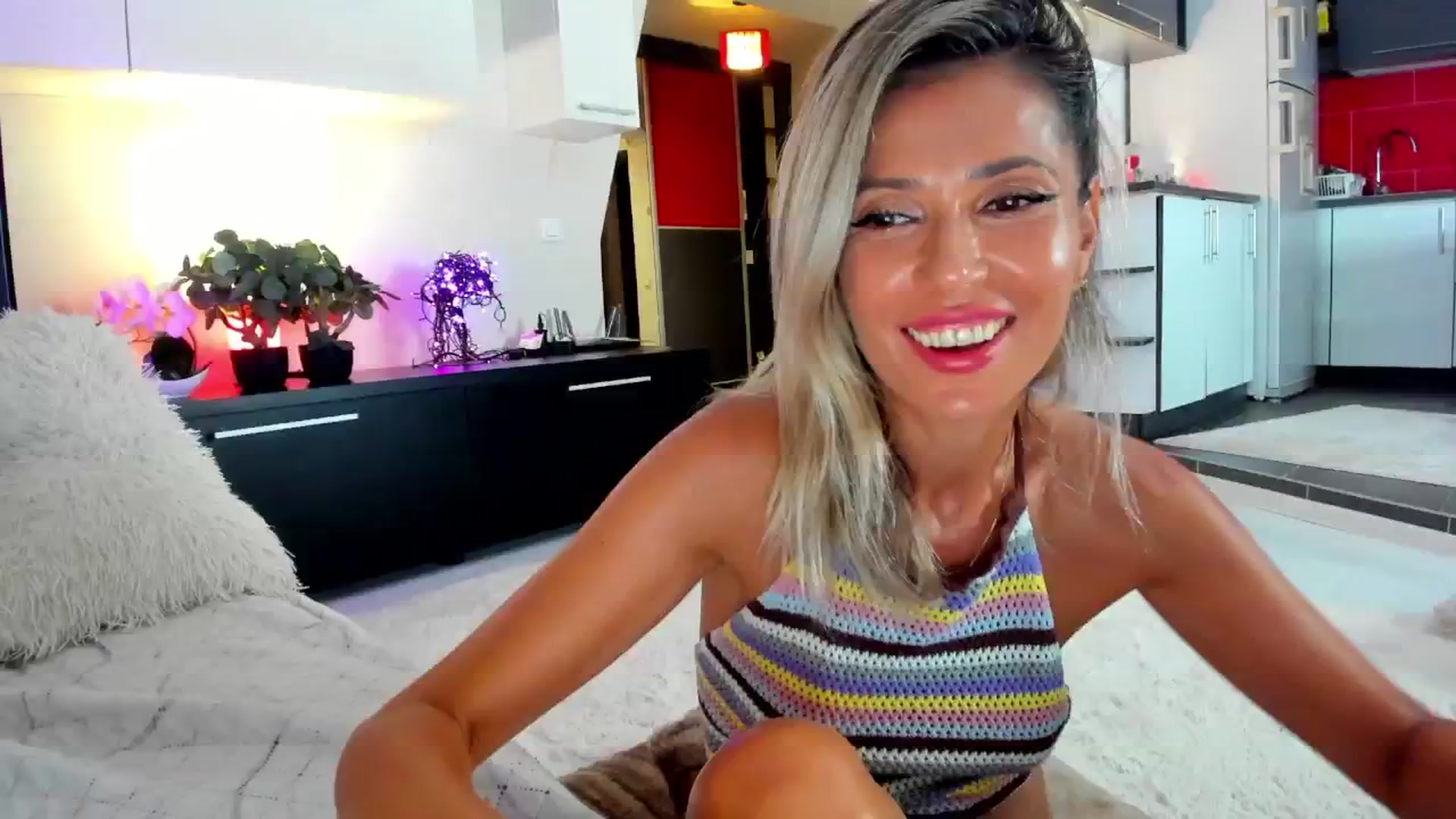 Gallery image thumbnail from SmileyTinaa's myfreecams stream on, 08/23/2024, 01:21 image 4 of 20
