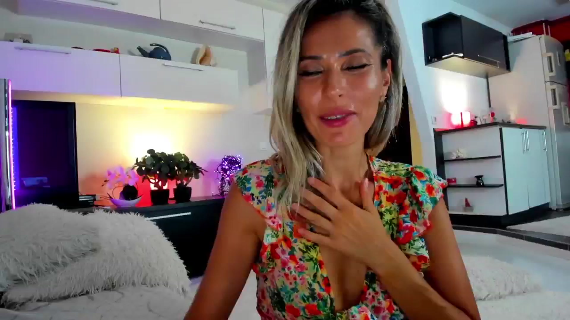 Gallery image thumbnail from SmileyTinaa's myfreecams stream on, 08/24/2024, 24:57 image 19 of 20